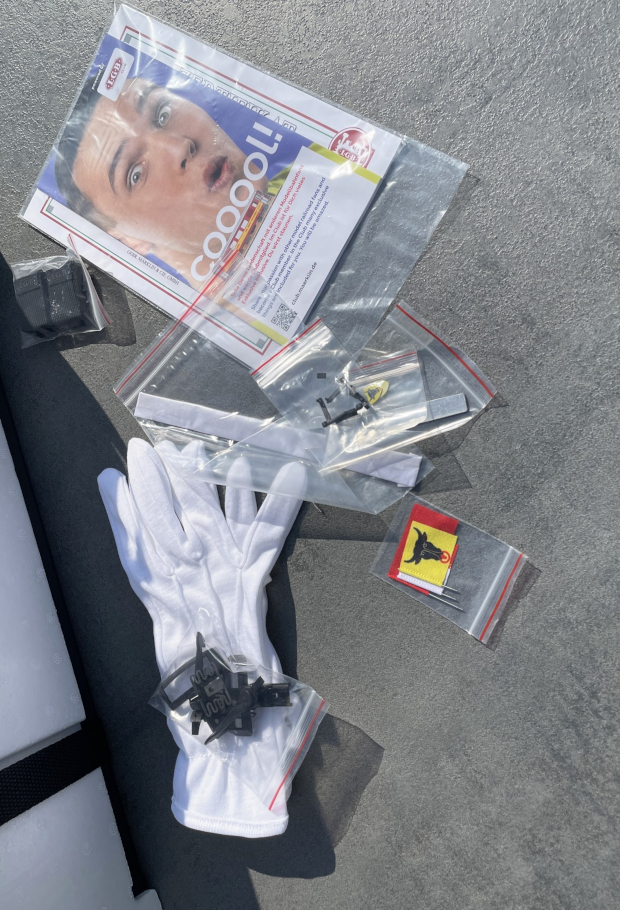 Die zuvor beschriebenen Zur�stteile der LGB Lok 26370 die Anleitung mit Zertifikat, die Baumwollhandschuhe aus dem Karton aufgelegt. 