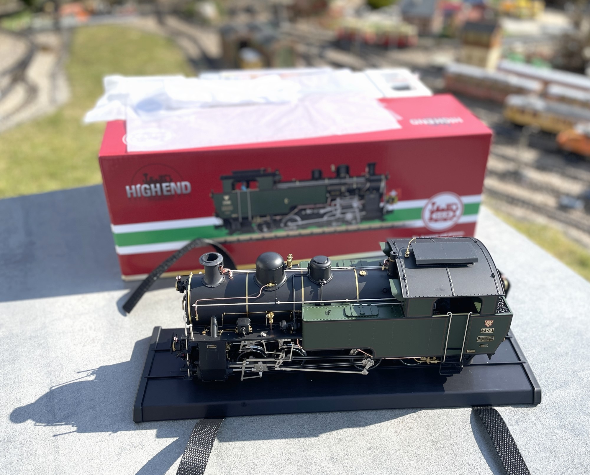 Der erste Anblick des Highend Metallmodells LGB Art. Nr. 26370 - Zahnraddampflok HG 4/4 der DFB. Befreit vom Seitenpapier und der Abdeckfolie ist die LOK nach entfernen des Styroporkastens auf dem Metallbrett (fest verankert) zu sehen. 