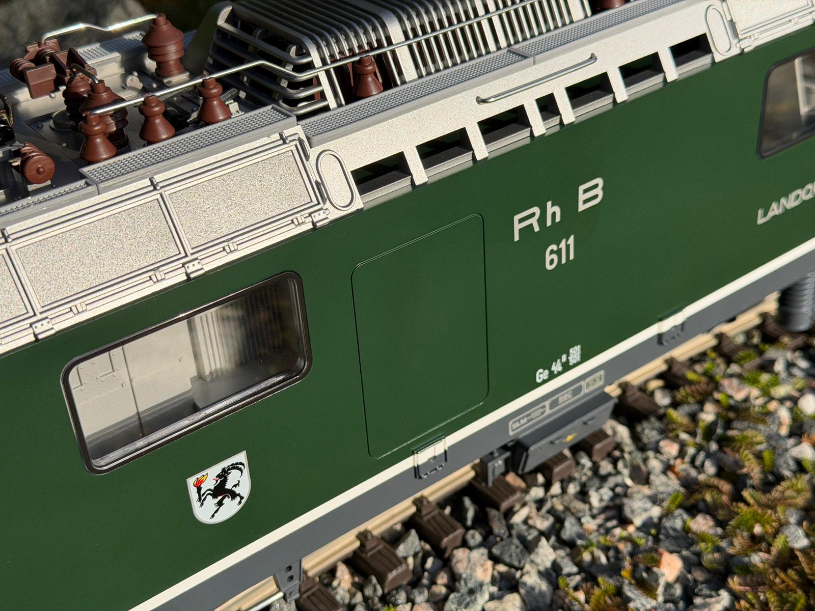 Am vorderen Rahmen ist die Bedruckung der Lokbezeichnung, Ge 4/4 II 611, die Last mit 50 Tonnen und die Last mit 50t/37t. Die Bezeichnung "h 42 kn" bezieht sich auf historische Gegebenheiten wie z.B. die grüne historische Lackierung. Die Länge über Puffer mit 12,96 m ist ebenfalls vorhanden.