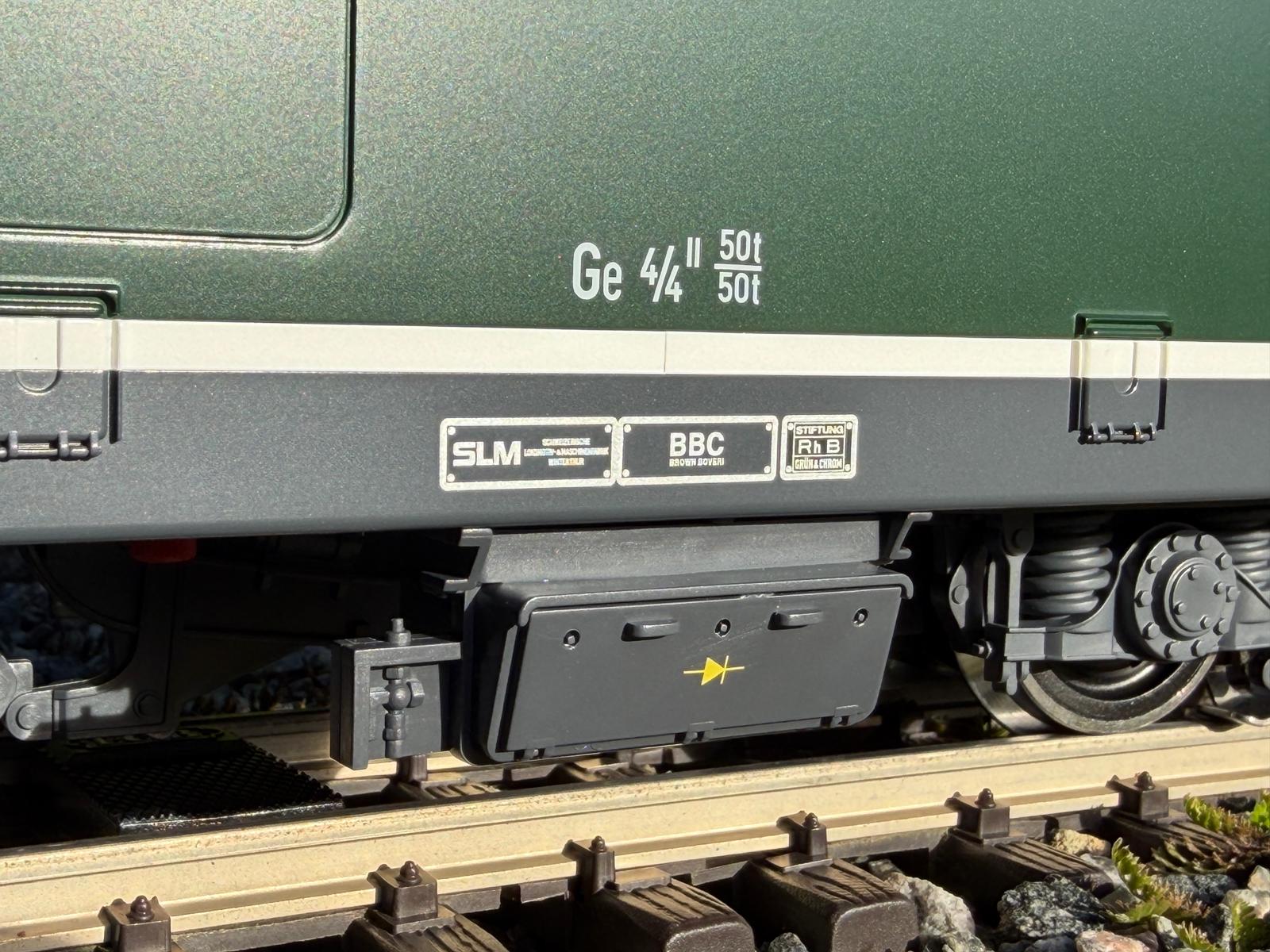 Sauber gedruckt: die Lok Bezeichnung Ge 4/4 II mit 2 x Last 50 Tonnen. Die drei Typenschilder "SLM", "BBC" und "RhB" sind perfekt am Rahmen aufgebracht.