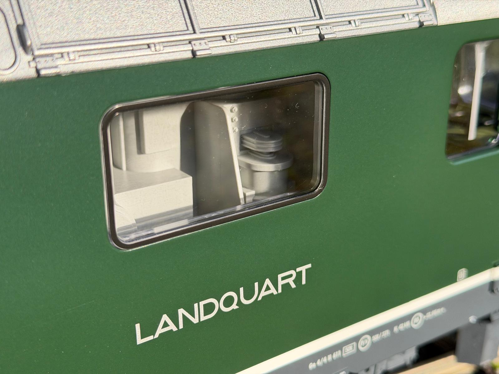 Unterhalb vom Motorraumfenster ist der Schriftzug "Landquart" aufgedruckt.