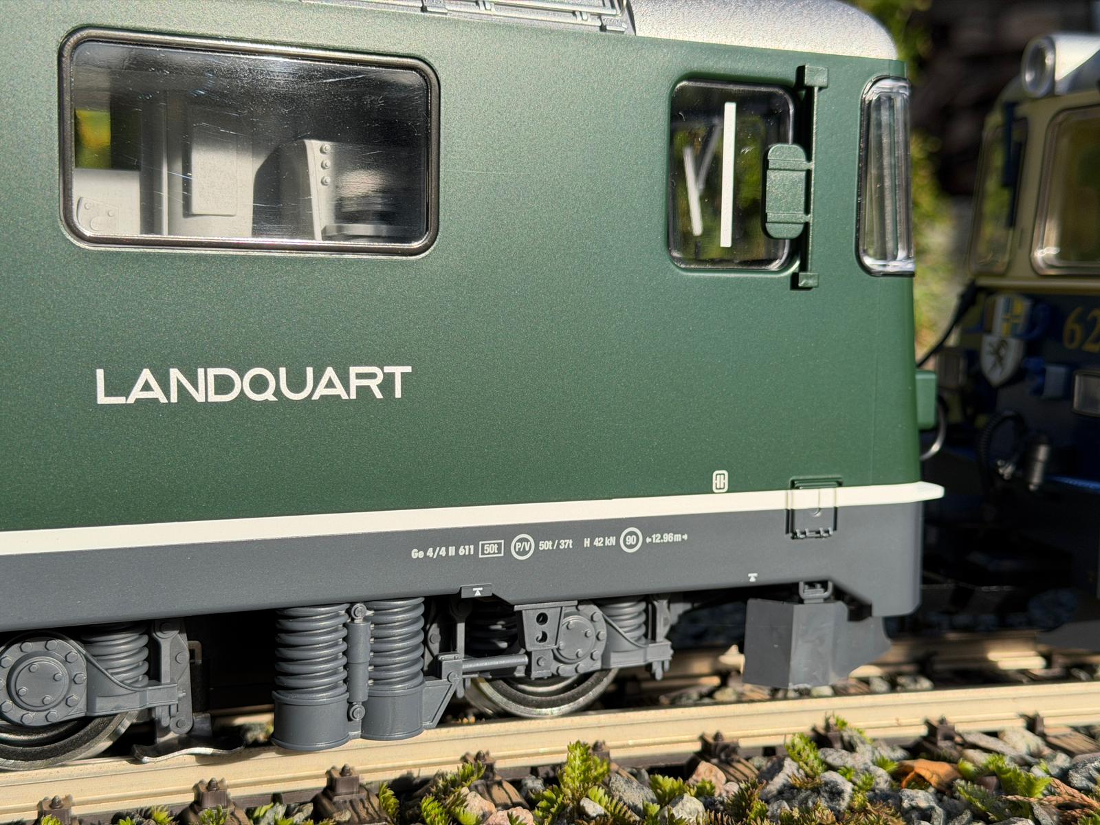 Am vorderen Rahmen ist die Bedruckung der Lokbezeichnung, Ge 4/4 II 611, die Last mit 50 Tonnen und die Last mit 50t/37t. Die Bezeichnung "h 42 kn" bezieht sich auf historische Gegebenheiten wie z.B. die grüne historische Lackierung. Die Länge über Puffer mit 12,96 m ist ebenfalls vorhanden.