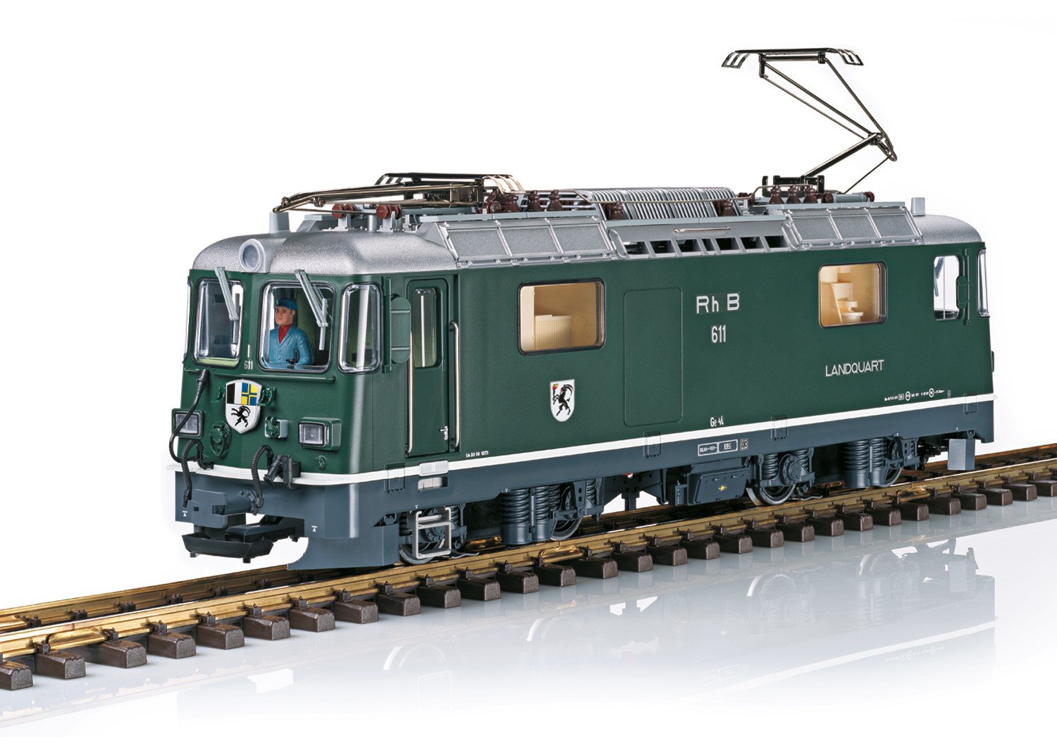 LGB Art. Nr. 28447 E-Lok Nr. 611 Landquart (Serie Ge 4/4 II) RhB, Epoche IV. Auf dem Netz der Rhätischen Bahn sind die Loks der Baureihe Ge 4/4 II, mit ihren 2.300 PS und ihrer Höchstgeschwindigkeit von 90 km/h, vor allen Zugarten zu sehen. Bereits 1973 wurde die erste Lok dieser Serie – damals noch im dunkelgrünen Anstrich und mit runden Scheinwerfern – an die RhB abgeliefert. Mehrfach modernisiert und umgebaut – unter anderem erhielten die Loks eckige Scheinwerfer – sind fast alle noch im Einsatz, vom Nahverkehrszug bis zum Glacier-Express kann man die Loks erle ben. Die Lokomotive mit der Betriebsnummer 611, wurde als historische Lok wieder grün lackiert, behält allerdings die eckigen Scheinwerfer.