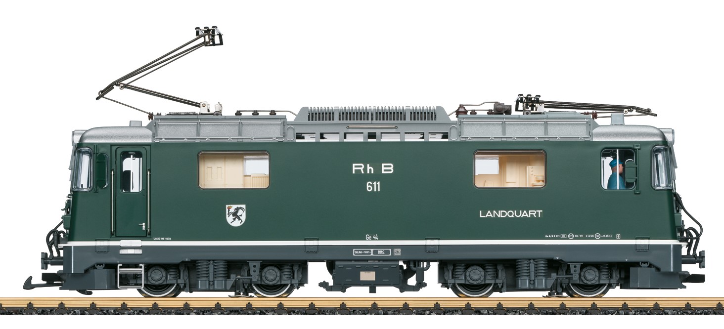 LGB Art. Nr. 28447 E-Lok Nr. 611 Landquart (Serie Ge 4/4 II) RhB, Epoche IV. Auf dem Netz der Rhätischen Bahn sind die Loks der Baureihe Ge 4/4 II, mit ihren 2.300 PS und ihrer Höchstgeschwindigkeit von 90 km/h, vor allen Zugarten zu sehen. Bereits 1973 wurde die erste Lok dieser Serie – damals noch im dunkelgrünen Anstrich und mit runden Scheinwerfern – an die RhB abgeliefert. Mehrfach modernisiert und umgebaut – unter anderem erhielten die Loks eckige Scheinwerfer – sind fast alle noch im Einsatz, vom Nahverkehrszug bis zum Glacier-Express kann man die Loks erle ben. Die Lokomotive mit der Betriebsnummer 611, wurde als historische Lok wieder grün lackiert, behält allerdings die eckigen Scheinwerfer.
