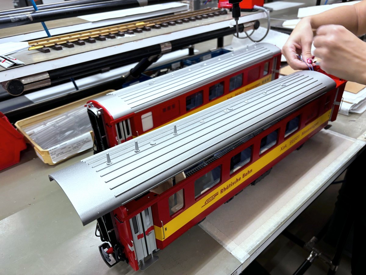 30681 - Die Beleuchtung im Dach wird angeschlossen (rechte Seite) und das Dach dann danach auf den Wagenkasten aufgesetzt.