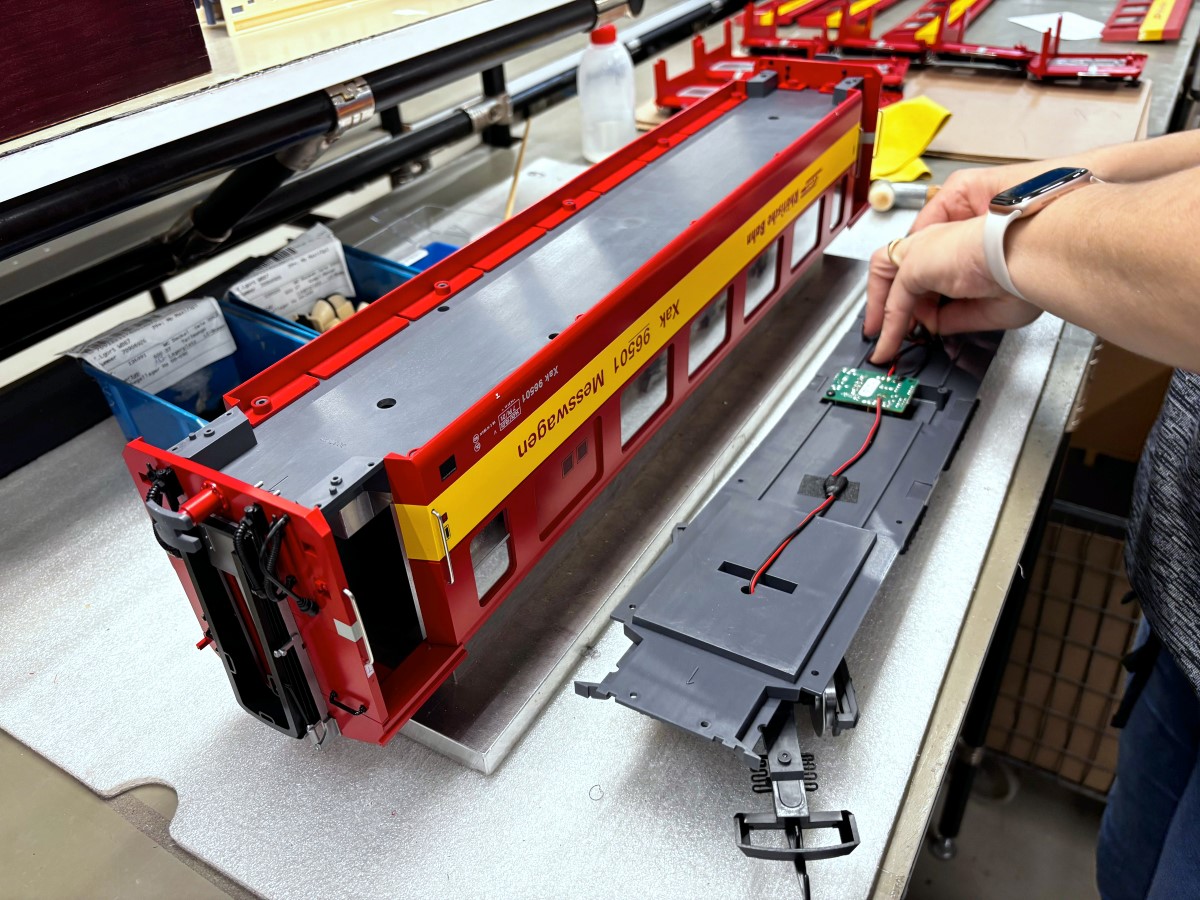 30681 - Einsatz der Elektronik in den Wagenboden mit der Verkabelung der Stromführenden Achsen.