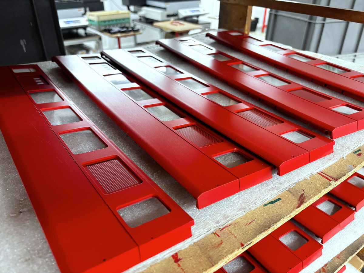 30681 - gedruckte Seitenwände liegen für den gelben Streifen bereit.