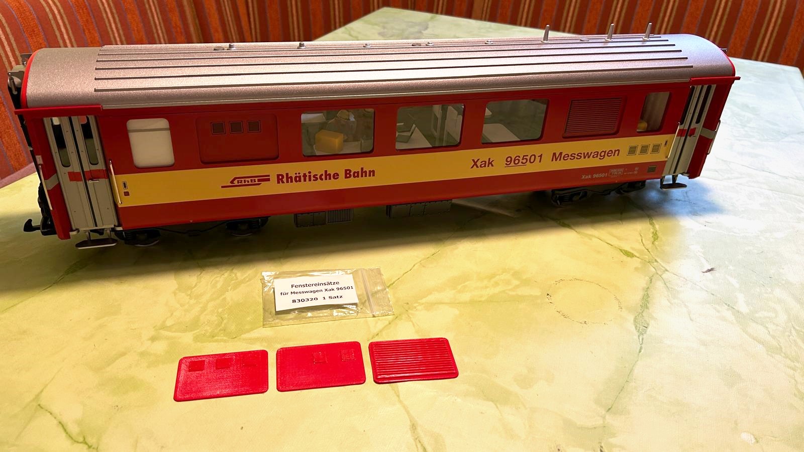 Der bereits von Sebastian aufger�stete Messwagen Xak 96501 mit der Fesl Inneneinrichtung erh�lt nun die passenden Fenstereins�tze von Tr�ger-2m. Seitenansicht des Wagens vor dem einsetzen der 3D-Druckteile.  