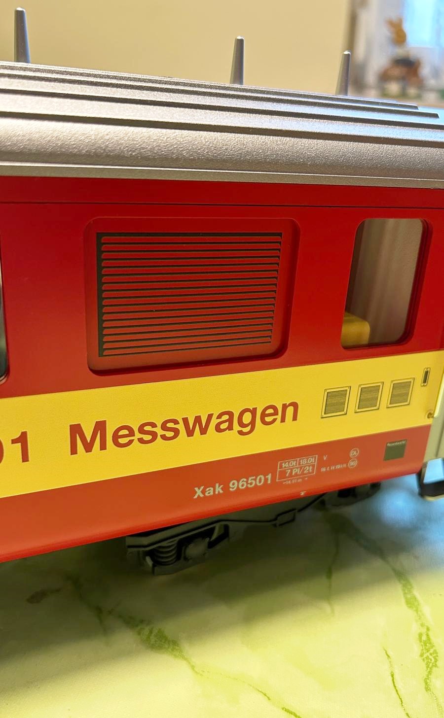 Rechtes Seitenfenster am LGB Wagen 30681 im Originalzustand mit der Bedruckung der Lamellen. 