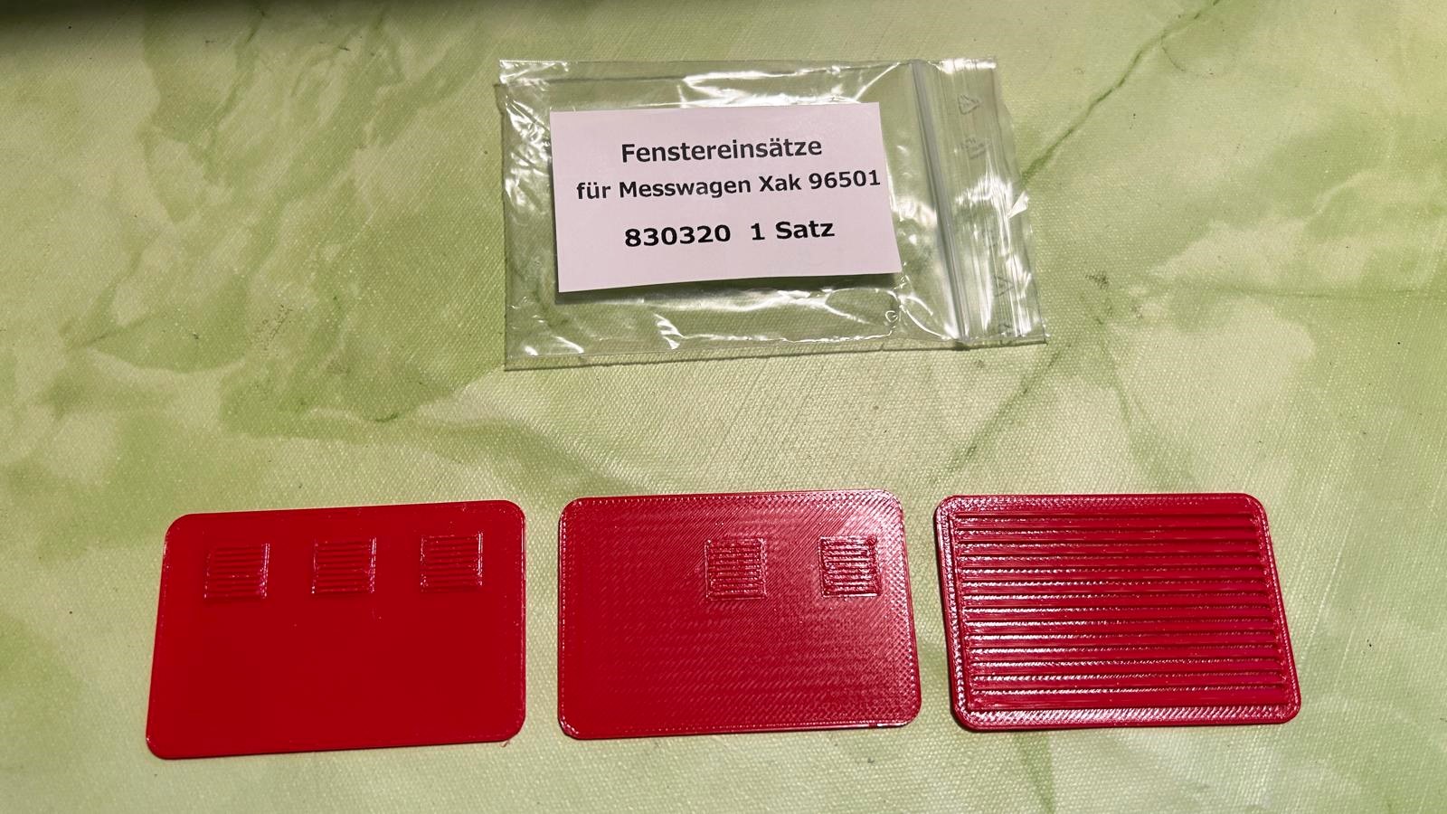 Sebastian hat die Bel�ftungsgitter f�r den Xak 96501 bei Tr�ger-2m mit der Bestellnummer 830320 geordert. UVP 16,50 EUR zzgl. Porto 6,50 EUR - Gesamtpreis 23,00 EUR. So kommen die drei Eins�tze - L�ftungsgitter - als 3D Druck an. 3 Bel�ftungsgitter f�r RhB Messwagen Xak 96501. 3D-Druckteile aus PETG, jeweils 58 x 39 mm, passgenau f�r die Fensterausschnitte eines LGB RhB Personenwagen.