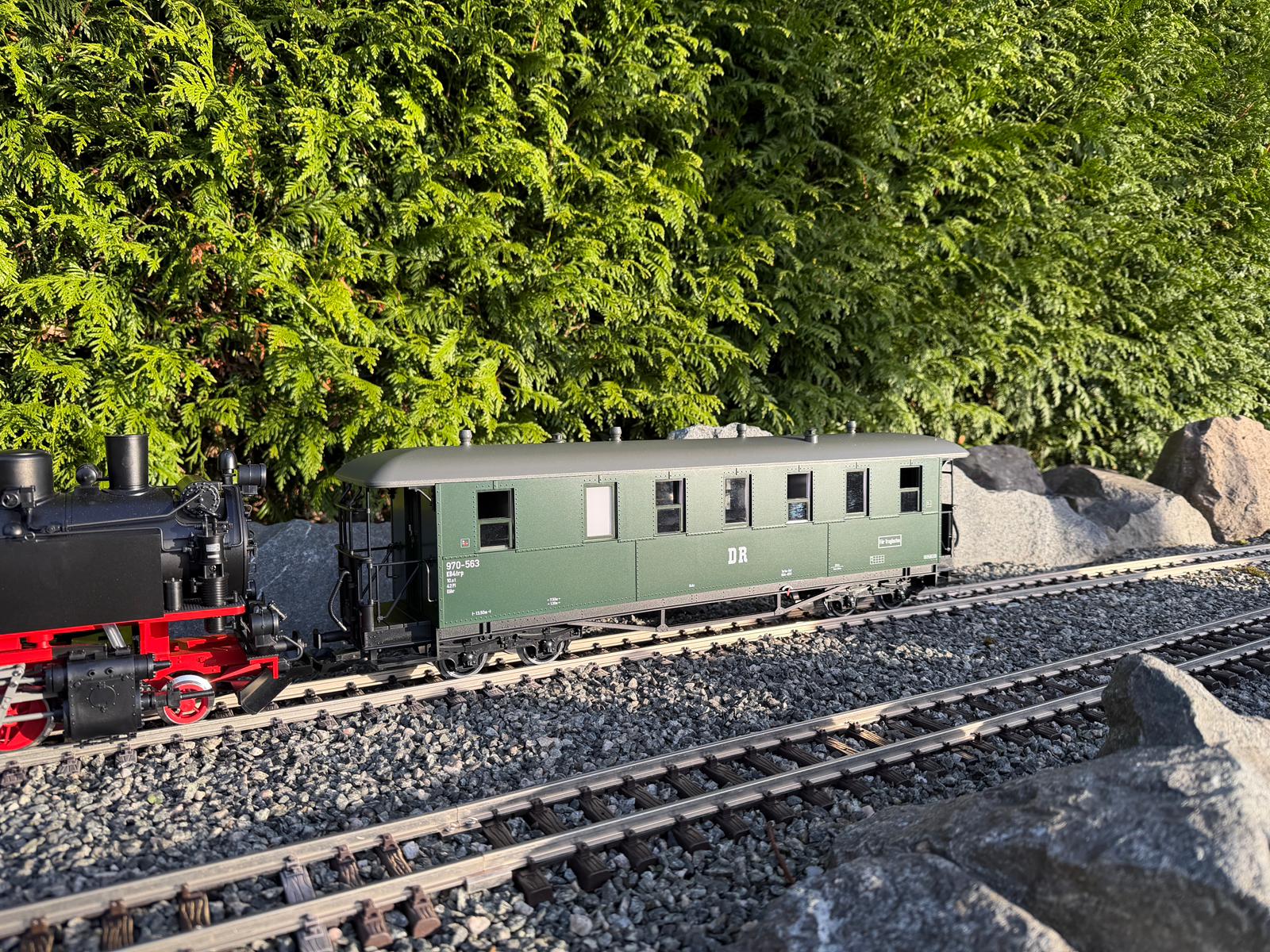 Ausgeliefert: Der LGB Art. Nr. 36371 - Personenwagen der DR - Bauart KD - Wagennummer 970-563. Erstmals mit flaschengrünen Fensterrahmen - wie im Original.