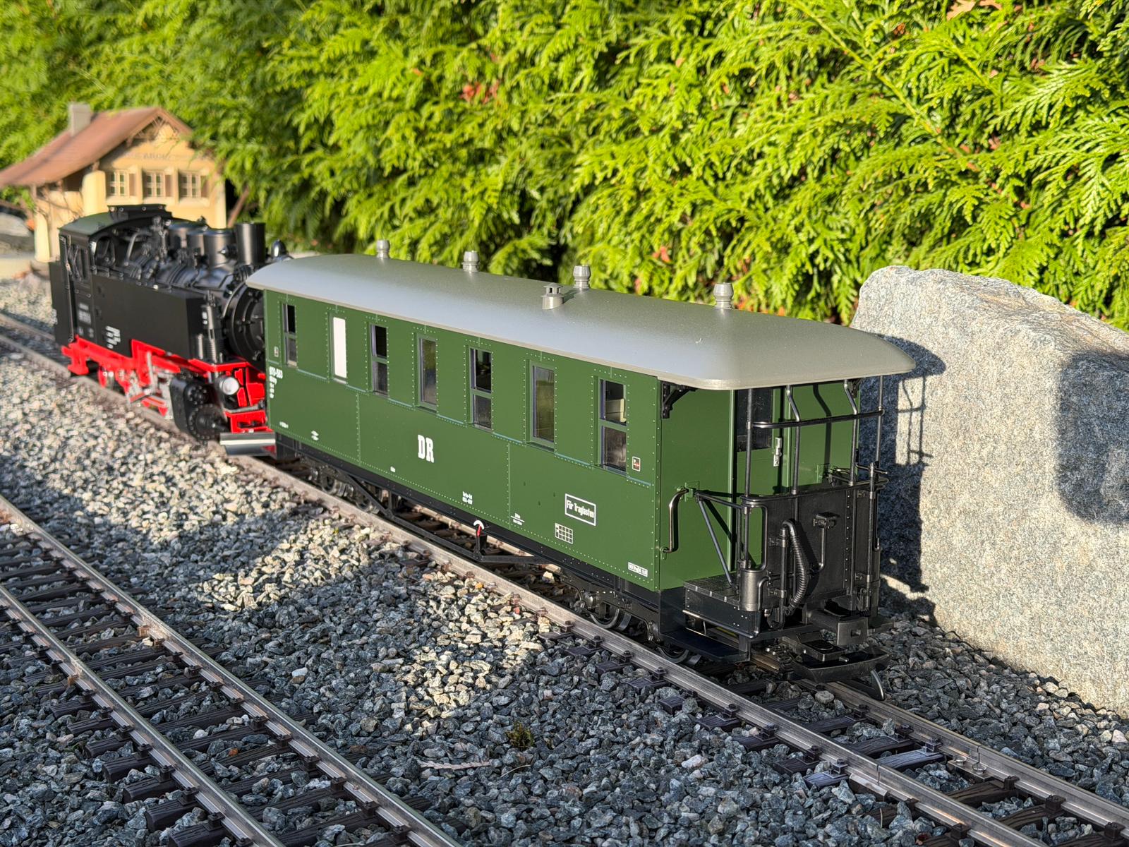 Rückansicht des LGB Art. Nr. 36371 - Personenwagen der DR - Bauart KD - Wagennummer 970-563. Wagenbühne mit Bremsschläuchen, Kupplung und dem Absperrbügel mit weiteren Sicherungen.