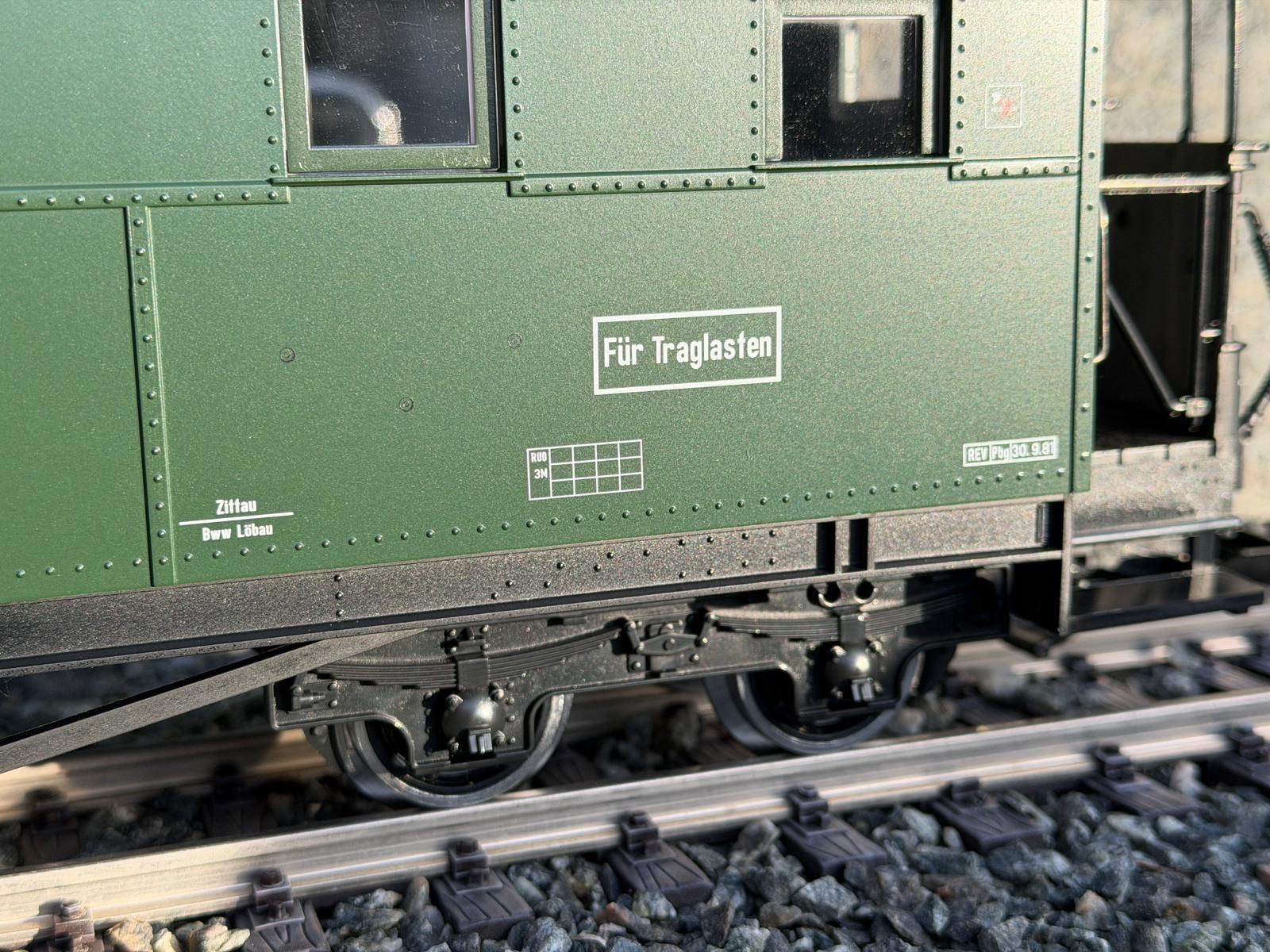 Detailansicht des LGB Art. Nr. 36371 - Personenwagen der DR - Bauart KD - Wagennummer 970-563. Die Beschriftung zeigt das Piktogramm, Für Traglasten geeignet, Standort Zittau und Bahnbetriebswagenwerk Löbau, RUO, die Revision des Wagens 30.09.1981.