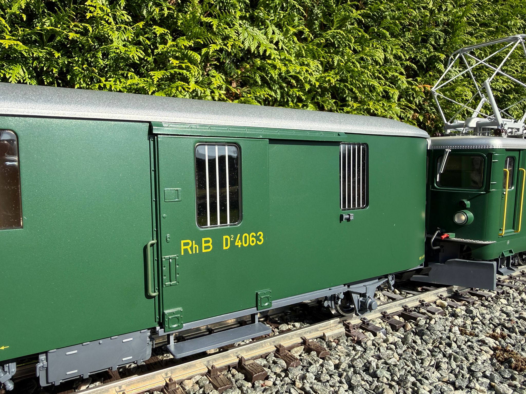 RhB Gepckwagen - grn - D2 4063. mit geschlossener Tre. Hier eine Zugkomposition von Hendrik Hauschild. Ge 4/4 I , Gepckwagen, RhB Wagen creme grn und RhB wagen 1./2. Klasse in grn. 