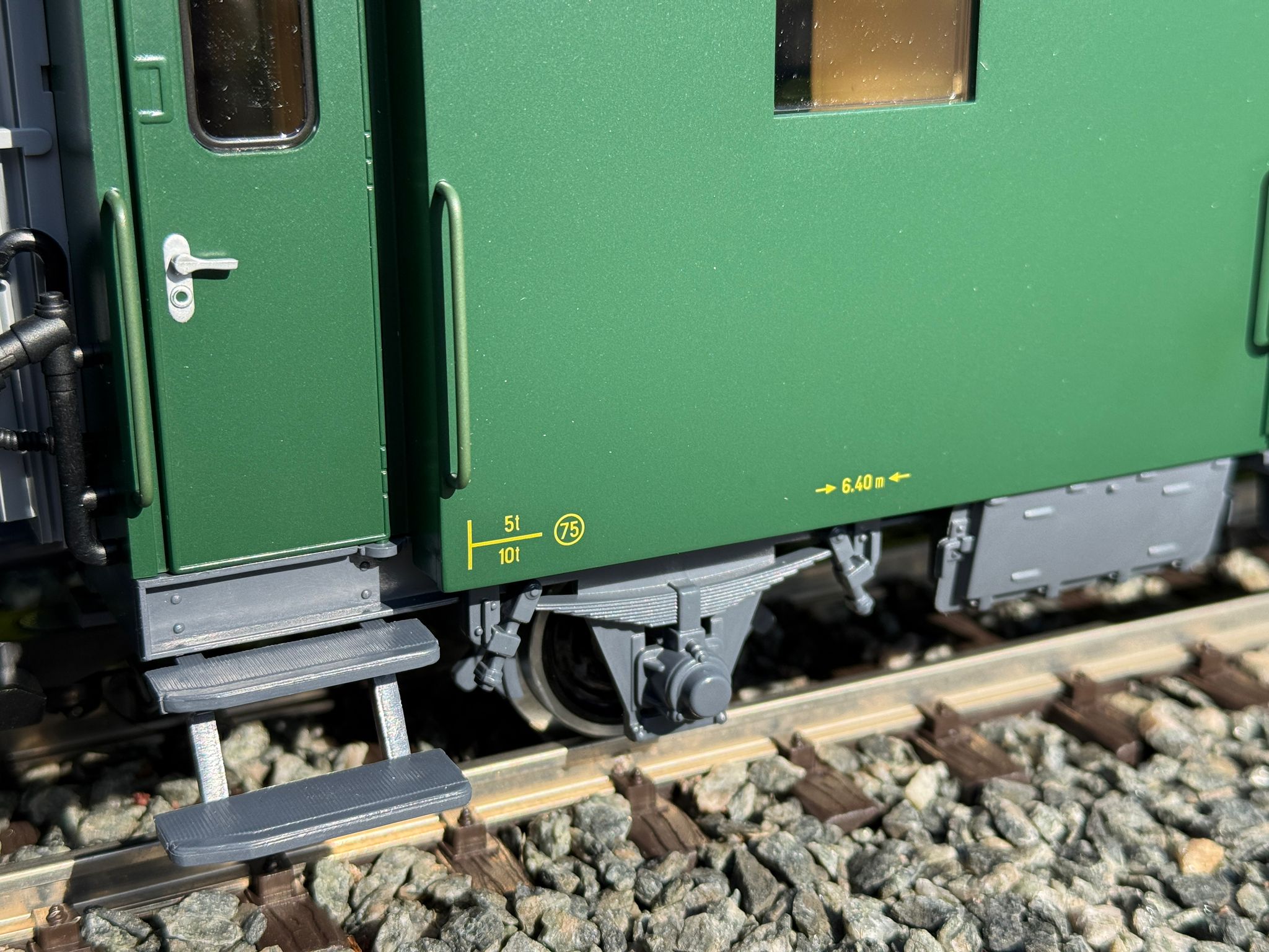 Fein detaillierte Trittstufen, Achsblenden und feinste Bedruckung auf dem Wagenkasten.   Hier eine Zugkomposition von Hendrik Hauschild. Ge 4/4 I , Gepckwagen, RhB Wagen creme grn und RhB wagen 1./2. Klasse in grn. 