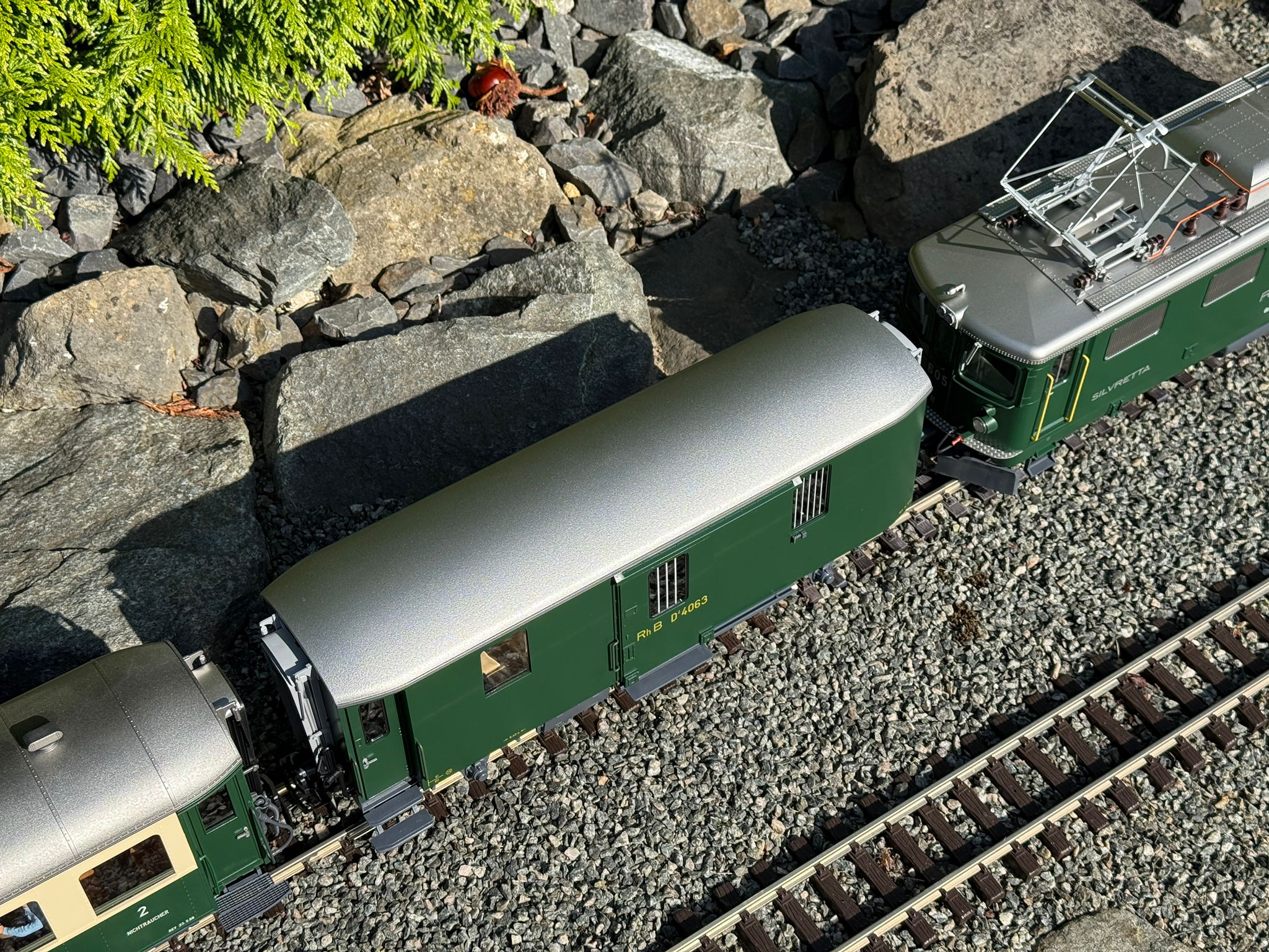 Fein detaillierte Trittstufen, Achsblenden und feinste Bedruckung auf dem Wagenkasten.   Hier eine Zugkomposition von Hendrik Hauschild. Ge 4/4 I , Gepckwagen, RhB Wagen creme grn und RhB wagen 1./2. Klasse in grn. 