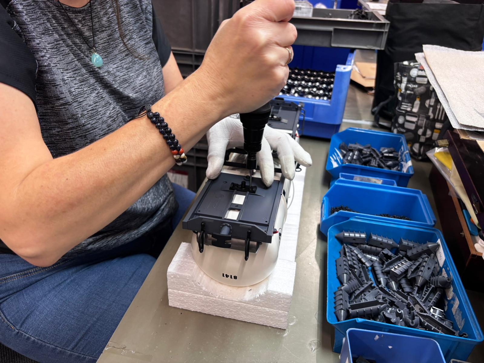 Nach Montage des Tragrahmens an den Kessel werden die Aufnahmen für die Drehgestelle verschraubt.