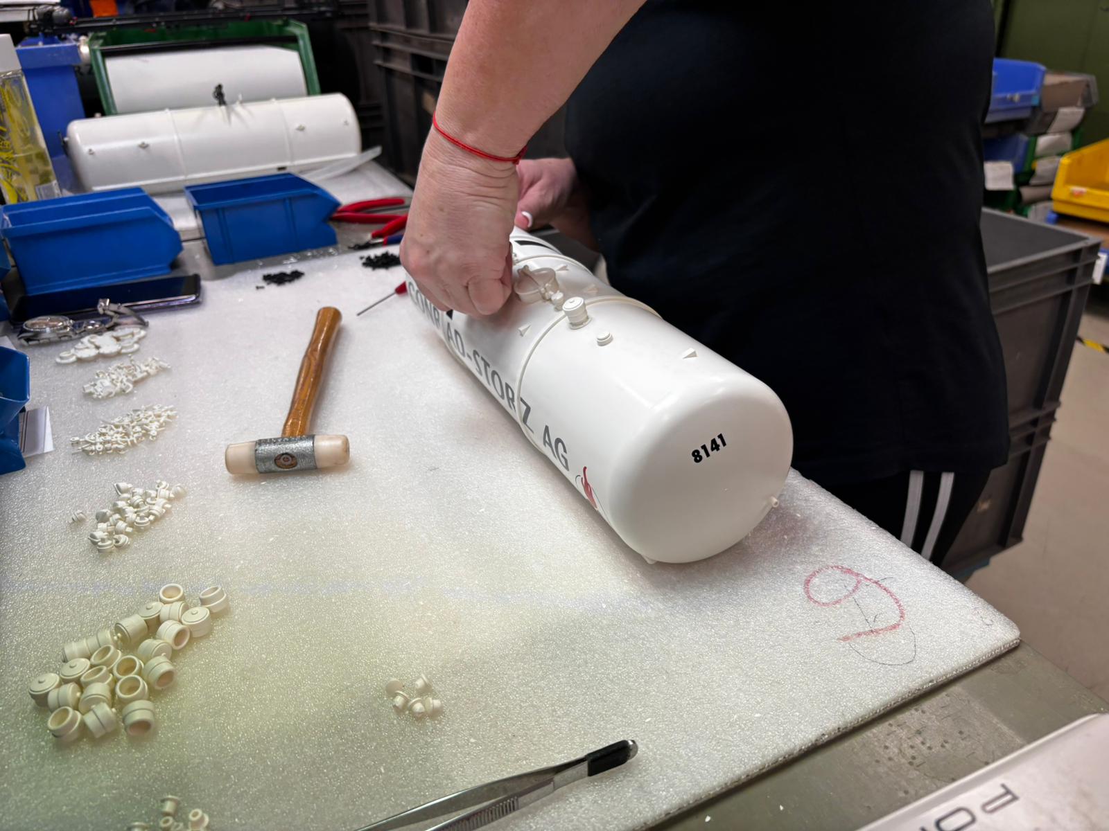 Der weie Tank des RhB Kesselwagens 8141 erhlt, nach der Bedruckung, die Zurstteile wie Entlftungs- und Fllstutzen mit Deckel sowie weitere Anbauteile. 