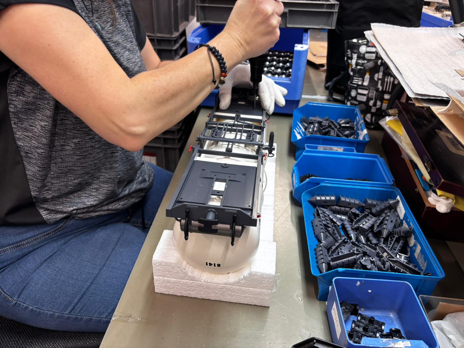 LGB Art. Nr. 47832 - Conrad Storz. Die vorbestückte Bodenplatte wird hier auf die Kesselunterseite gesetzt. Gut zu erkennen ist auch das Ablassventil auf der Seite der Bodenplatte.