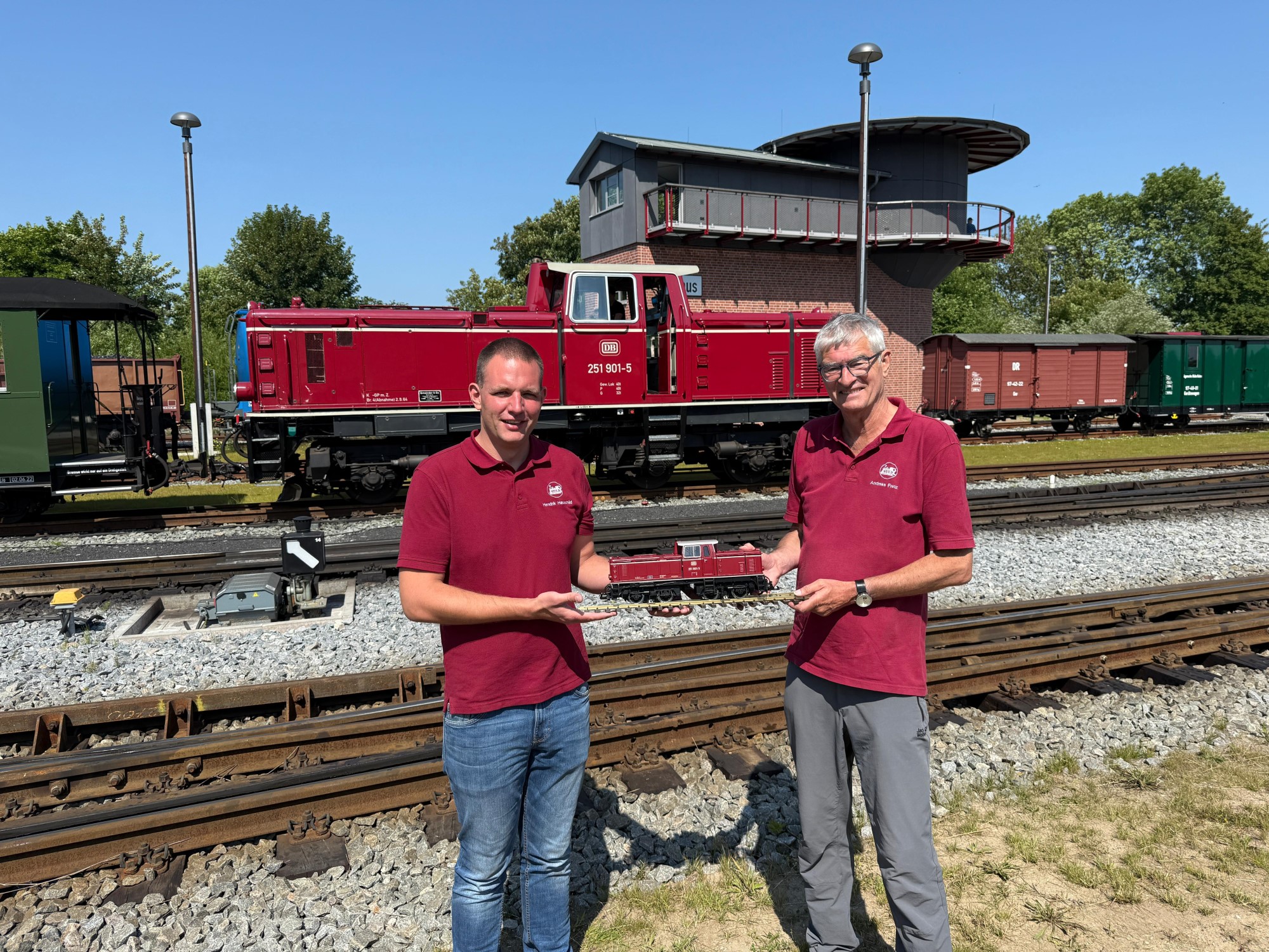 Original - im Hintergrund - und LGB Modell im Vordergrund - der V51 - Diesellok - BBdh (dieselhydraulische Lokomotive mit zweiachsigen Drehgestellen) - Betriebsnummer 251 901-5. Danke an Hendrik Hauschild (links im Bild) und Andreas Franz (rechts im Bild). 