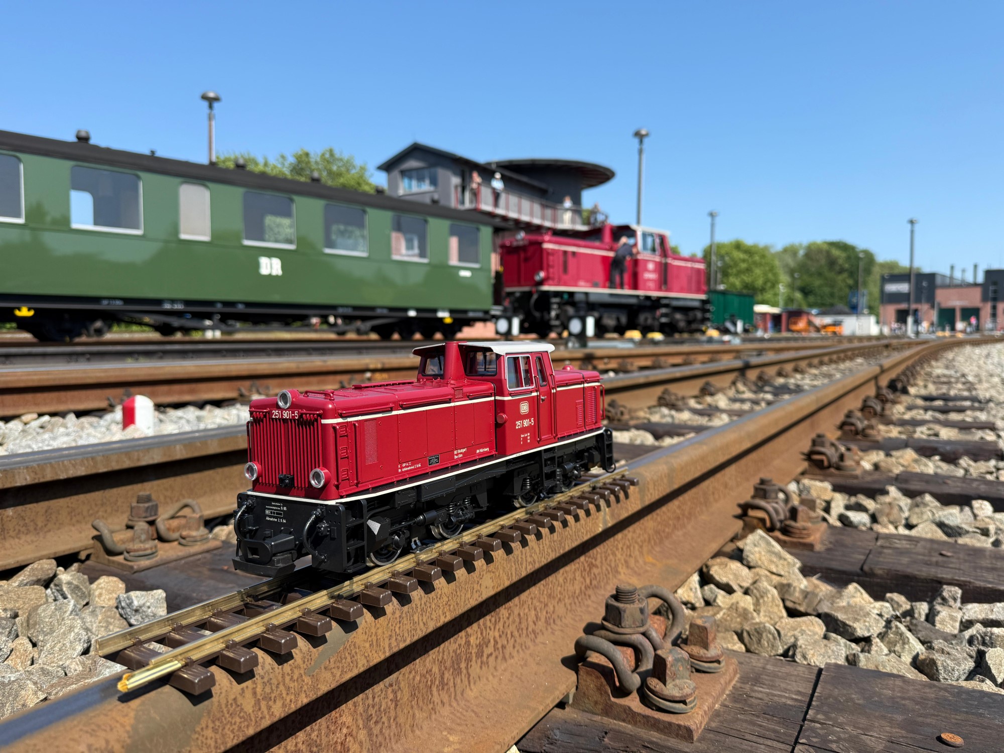 Original - im Hintergrund - und LGB Modell im Vordergrund - der V51 - Diesellok - BBdh (dieselhydraulische Lokomotive mit zweiachsigen Drehgestellen) - Betriebsnummer 251 901-5. 