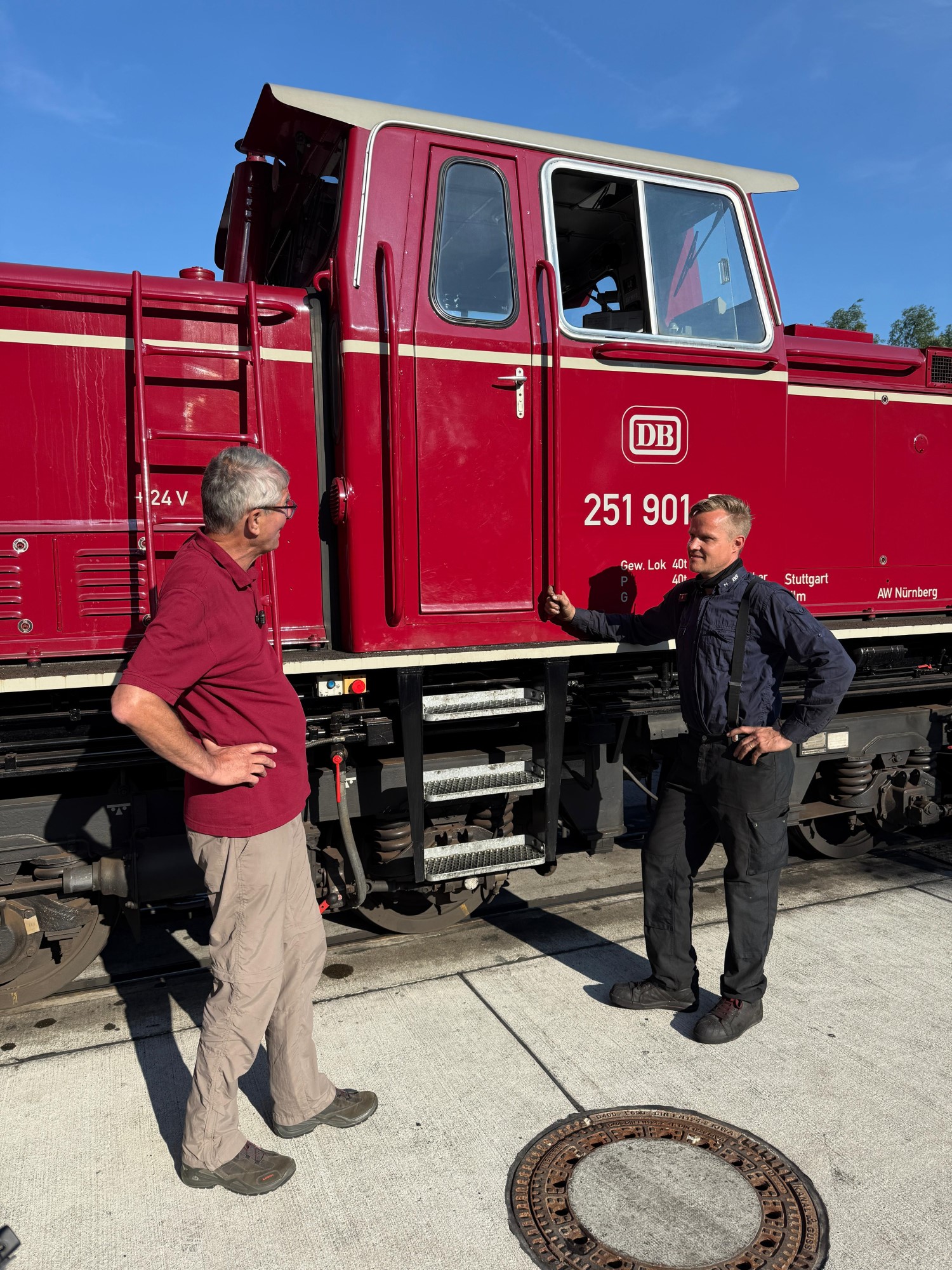 Original - im Hintergrund - und LGB Modell im Vordergrund - der V51 - Diesellok - BBdh (dieselhydraulische Lokomotive mit zweiachsigen Drehgestellen) - Betriebsnummer 251 901-5. Danke an Hendrik Hauschild (links im Bild) und Andreas Franz (rechts im Bild). 