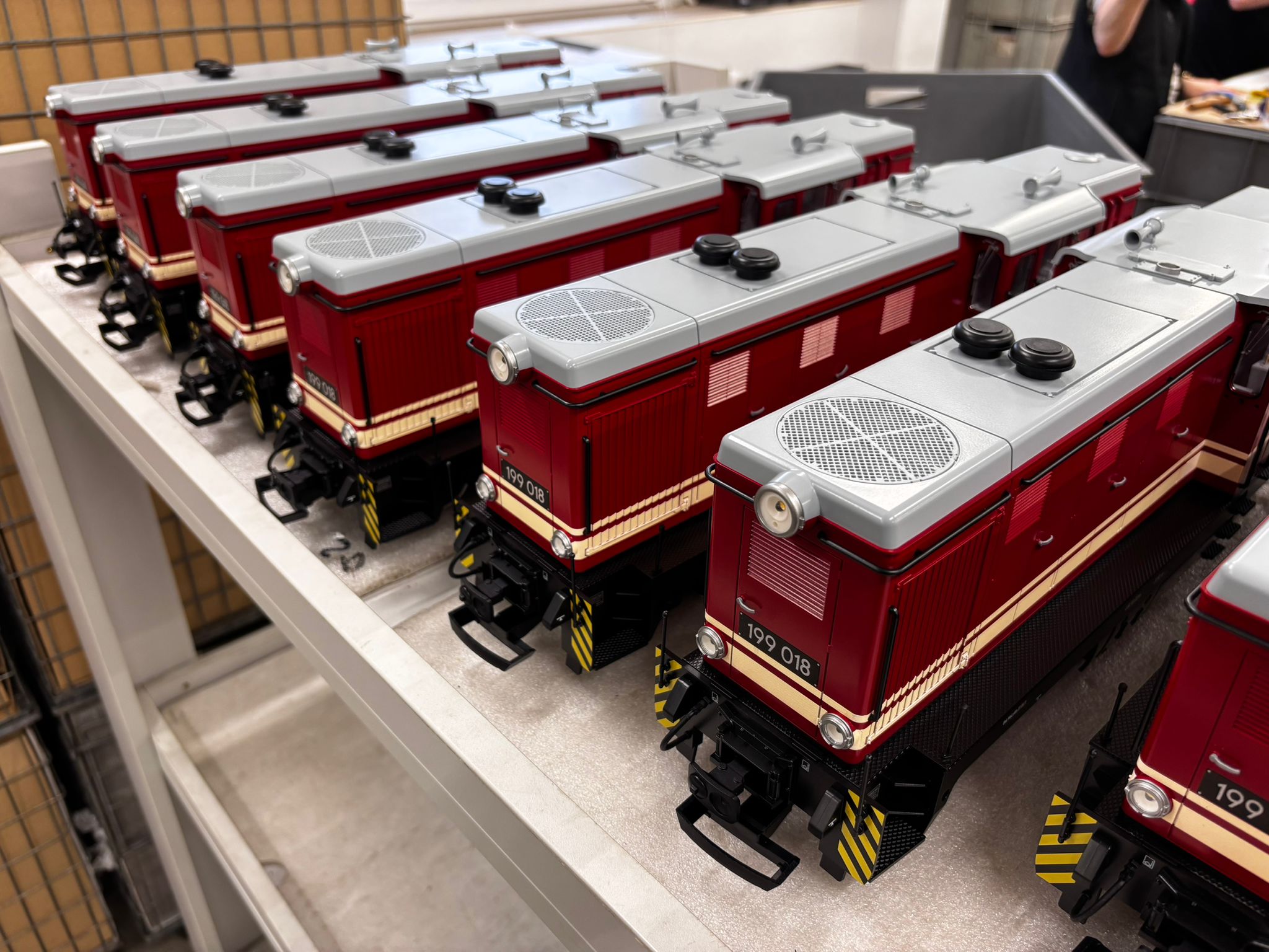 Fertigung der Diesellok 199 018 der SOEG ist vollendet. Nun wird noch der Test durchgeführt und die Maschinen werden eingepackt und zum Versand fertig gemacht.