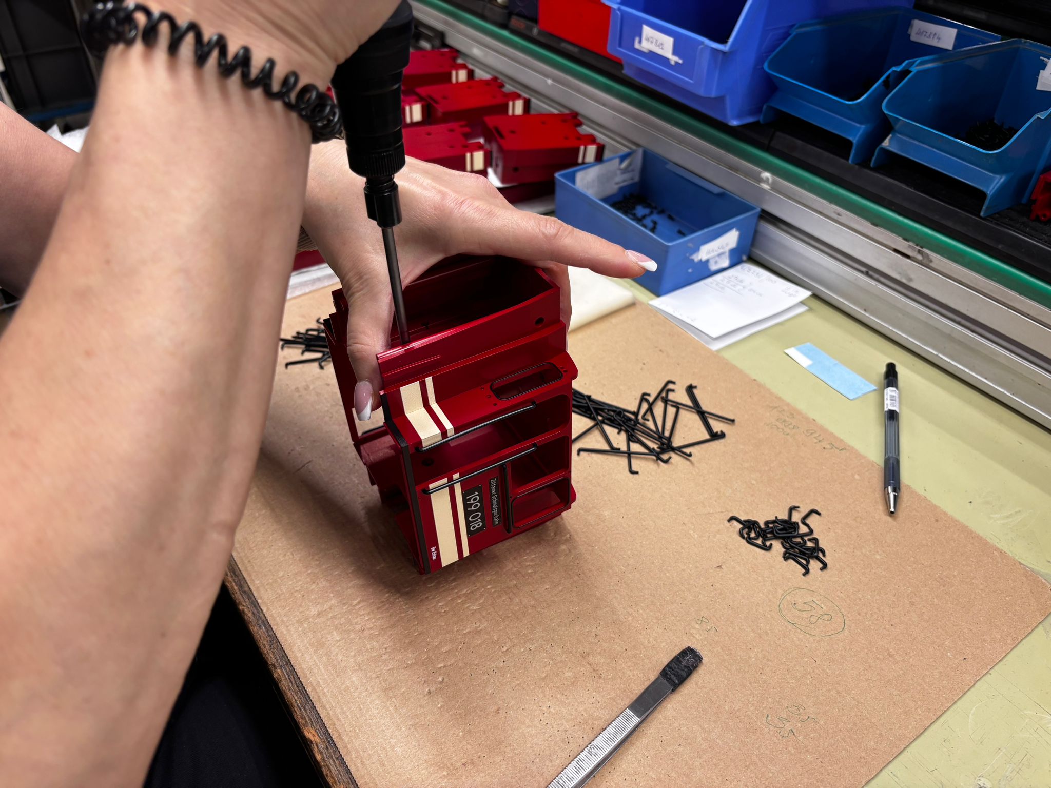 Fertigung der Diesellok 199 018 der SOEG hat begonnen. Aufrüsten des Füherstandes.