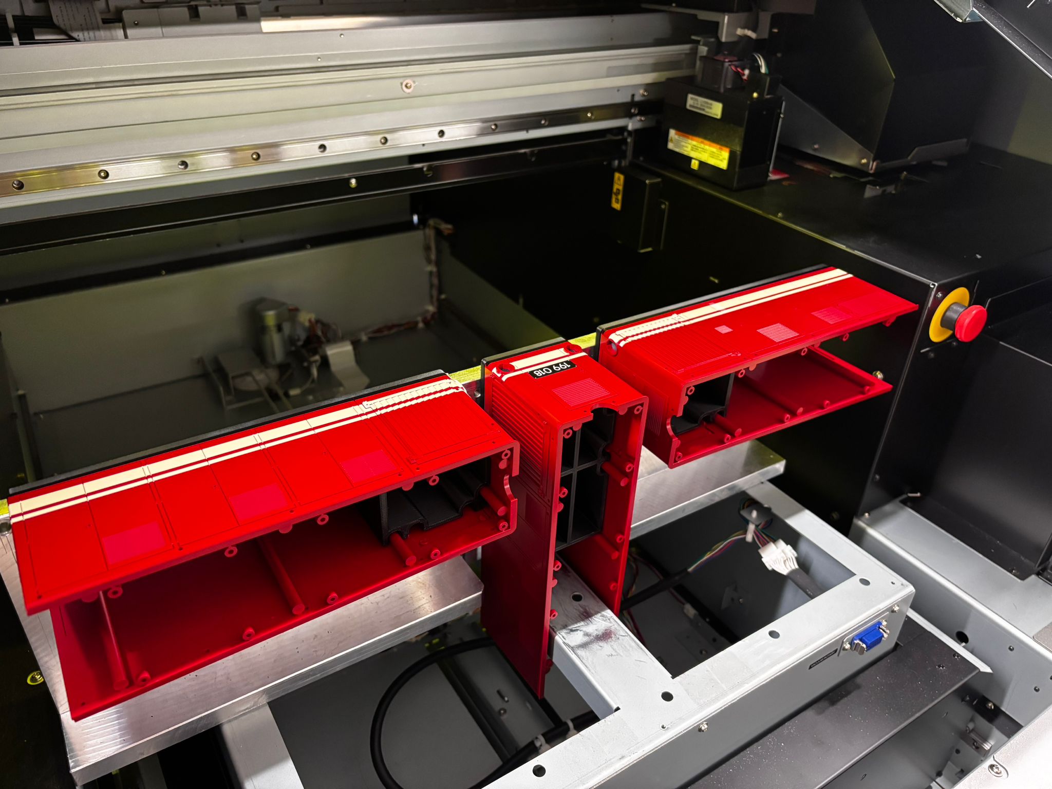 Fertigung der Diesellok 199 018 der SOEG hat begonnen. "Frisch" aus der Digitaldruckmaschine. Die Zierlinien auf den Hauben wurde perfekt iin einer Linie bedruckt.