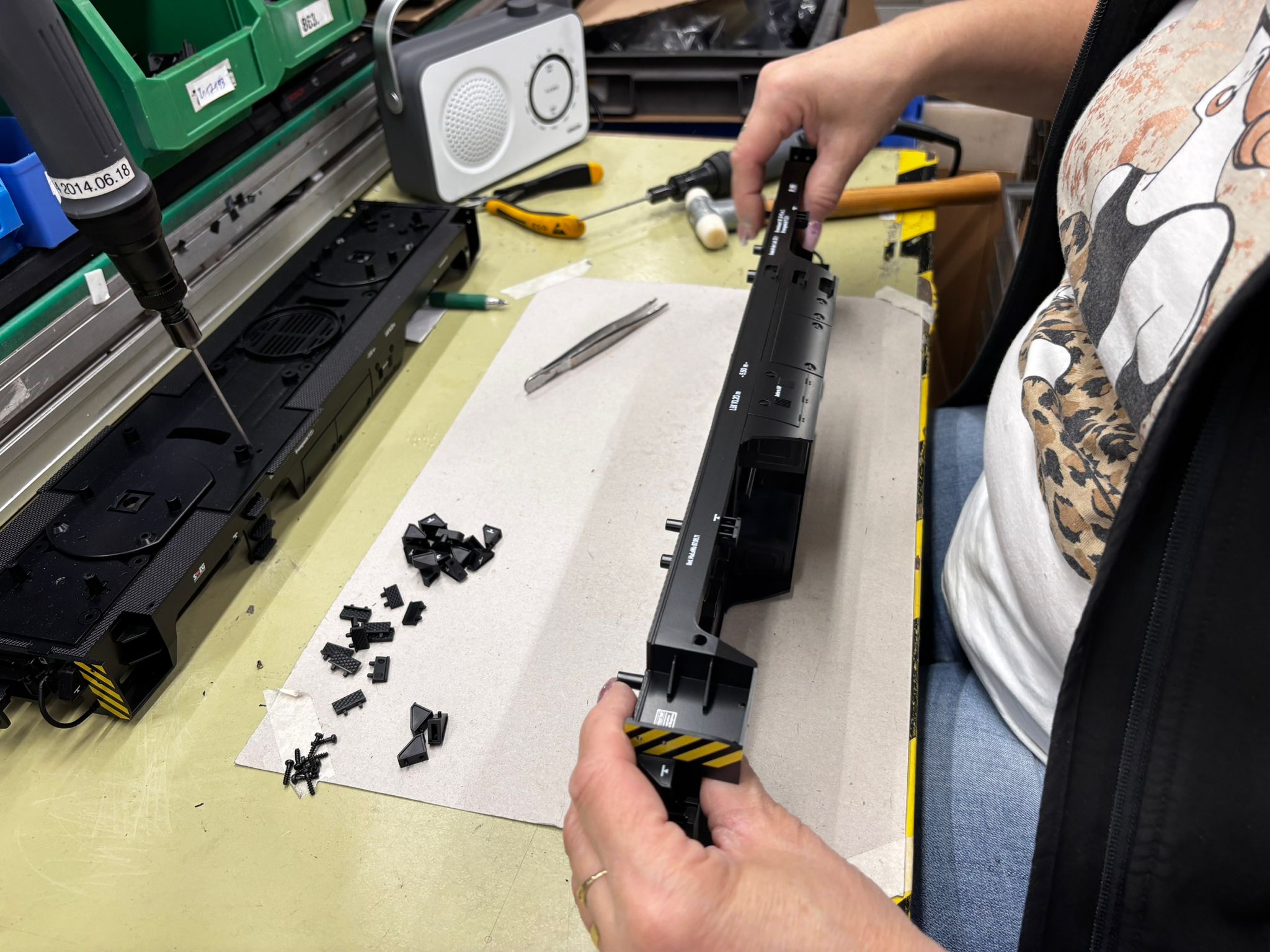 Fertigung der Diesellok 199 018 der SOEG hat begonnen. Hier werden Zurüstteile am Rahmen befestigt.