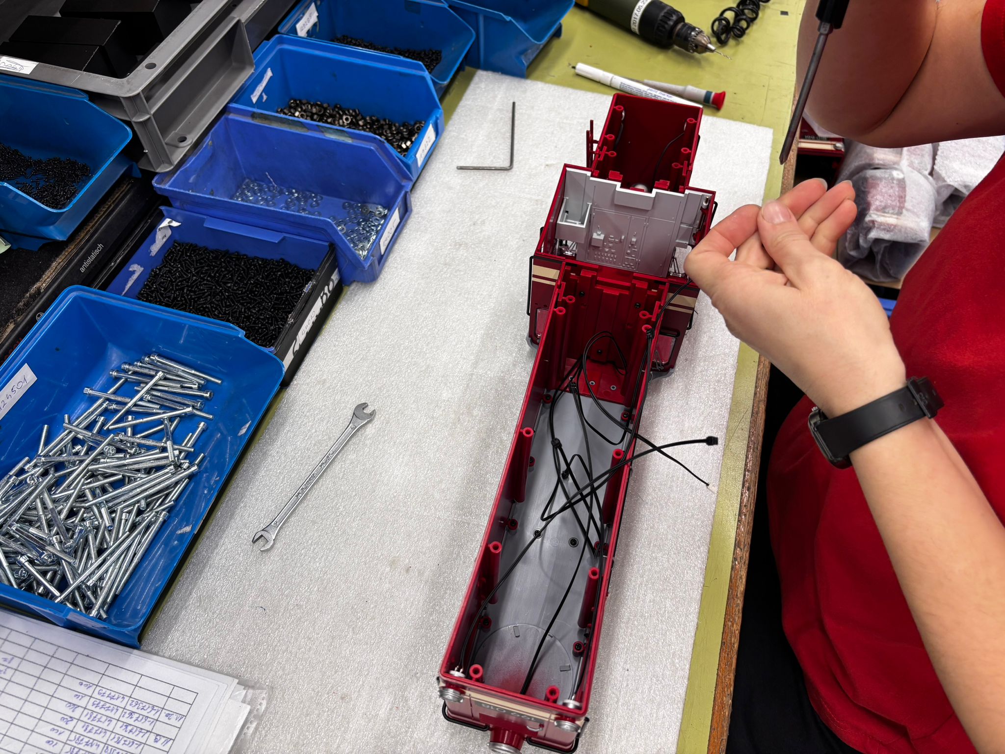 Fertigung der Diesellok 199 018 der SOEG hat begonnen. Einbau der Leitungen in die Diesellok BR 199 018 der SOEG.