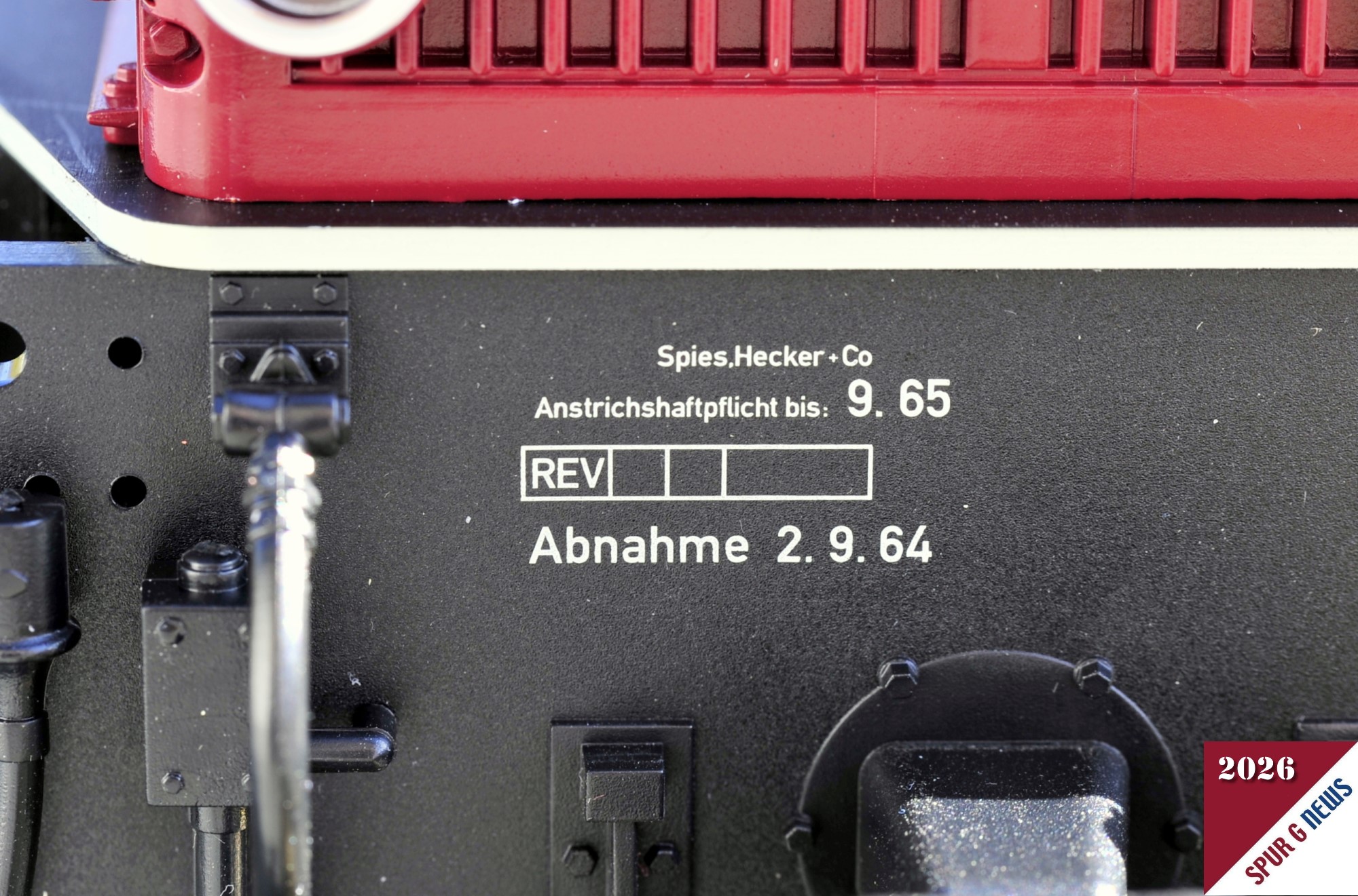 Die Beschriftung der Antrichshaftpflicht und die Abnahme der Revision auf dem vorderen Rahmen sind top ausgef�hrt. Die Abnahme war also bereits 1964 f�r das nachgebildete Modell. Leider sind bei der Aufnahme noch zwei L�cher am linken Rand zu sehen. Hier kommt sicherlich ein Zubeh�rteil von Christian Fesl als Anbauteil hinzu. 