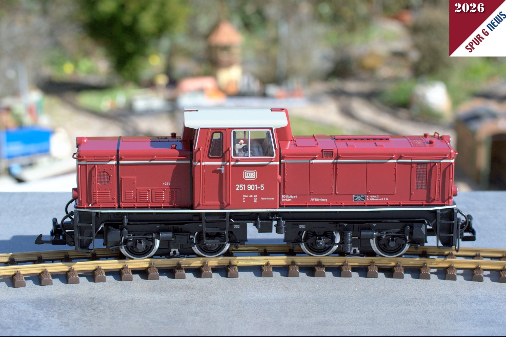 Auf dem Gleis sieht die neue Diesellok DB 251 901-5, wie gewohnt, stimmig aus. Einige kleine �nderungen sind jedoch an der Lok vorhanden. Hier die Seite rechts in Fahrtrichtung rechts. 