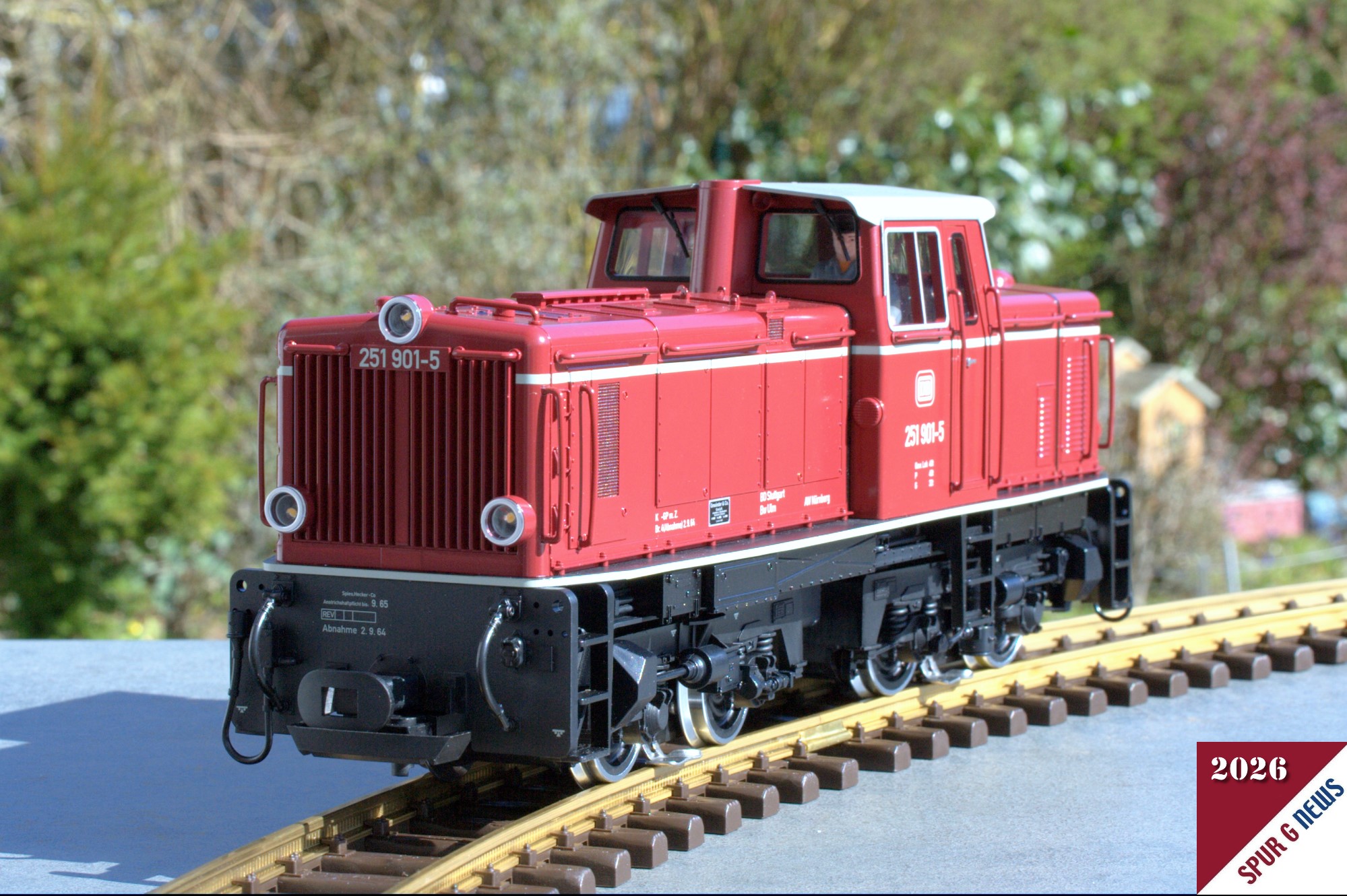 An der Front fallen sofort die �nderungen der Herbstneuheit 2025 zu den bereits vorhandenen Modellen der DB 251 901-5 auf. Als erstes ist die "Steckdose", also die beiden L�cher in der Motorhaube kurz oberhalb des Rahmens weg. Hier wurde fr�her die Stromabnahme f�r die Beleuchtung von Wagen abgenommen. Weiterhin sind die LED Birnen sehr gut sichtbar und die Zierringe in silber sind auch sehr filigran ausgef�hrt. 