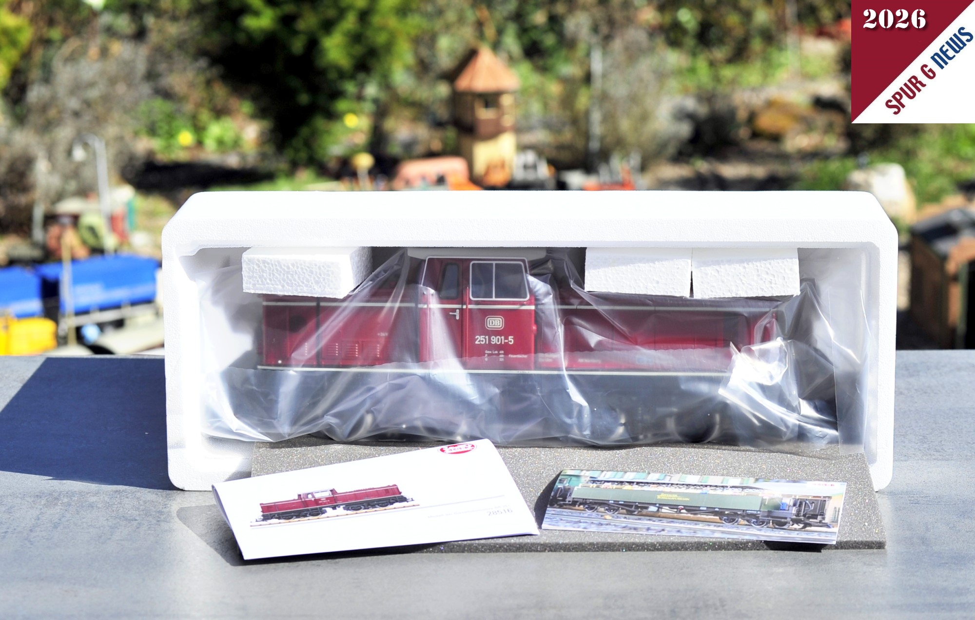 Der St�lpkarton ist abgehoben und die Diesel-Lok DB 251 901-5 ist unbesch�digt und gut verpackt bei mir angekommen. Zur Stabilisierung der Lok im Karton ist die Kunststofffolie noch mit einem Schaumstoff und drei Styroporkl�tzen erg�nzt. Die Folie ist diesmal sehr geschmeidig und etwas st�rker als die bisherigen Schutzfolien. Das Anleitungsheft und eine Brosch�re f�r den LGB Club in G�ppingen liegen hier bei. 