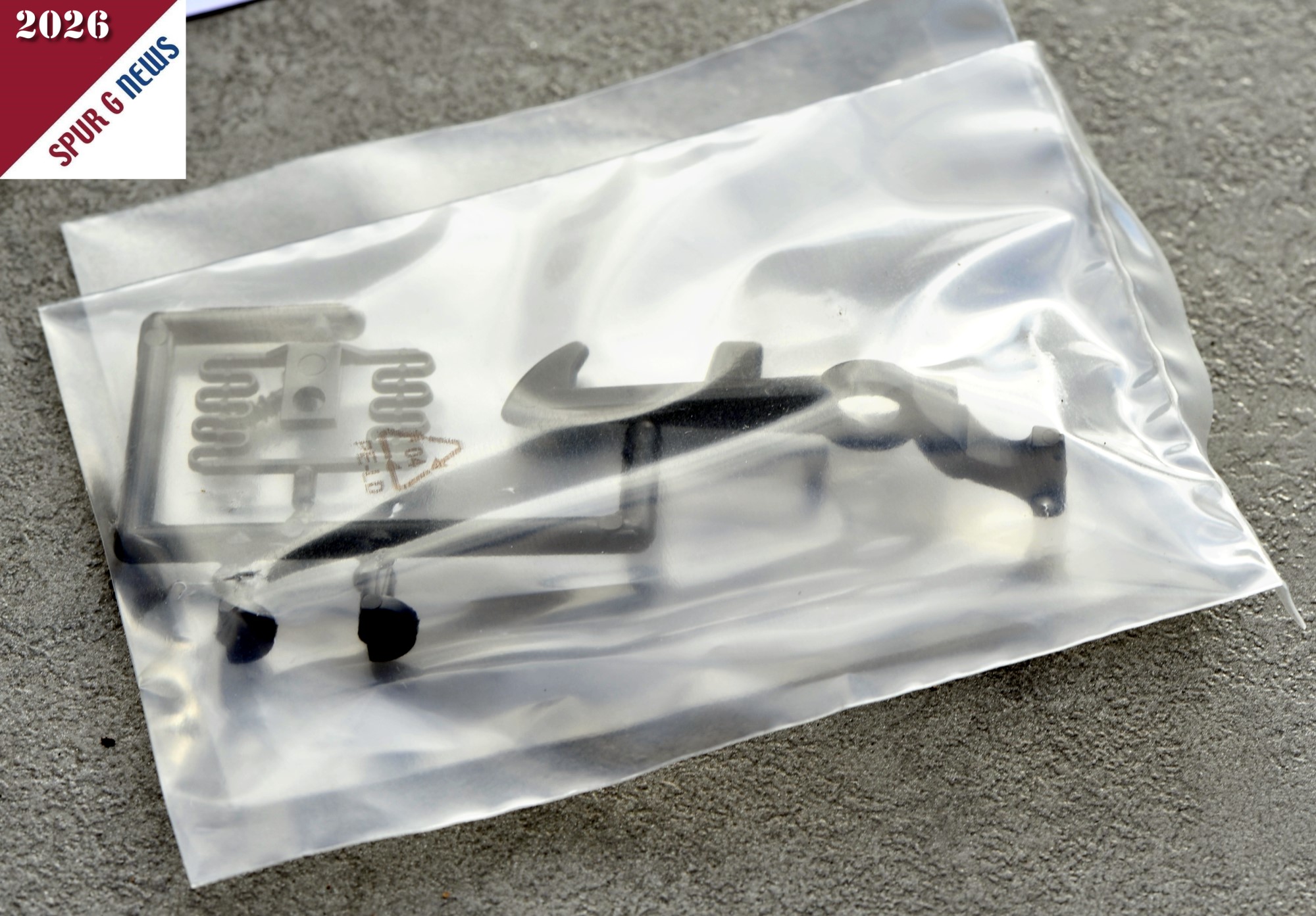 Als weiteres Zur�stteil zum K.s�chs. Sts.E.B. G�terwagen ist der zweite Kupplungshaken mit Feder, Bolzen und Schraube im Karton vorhanden. 