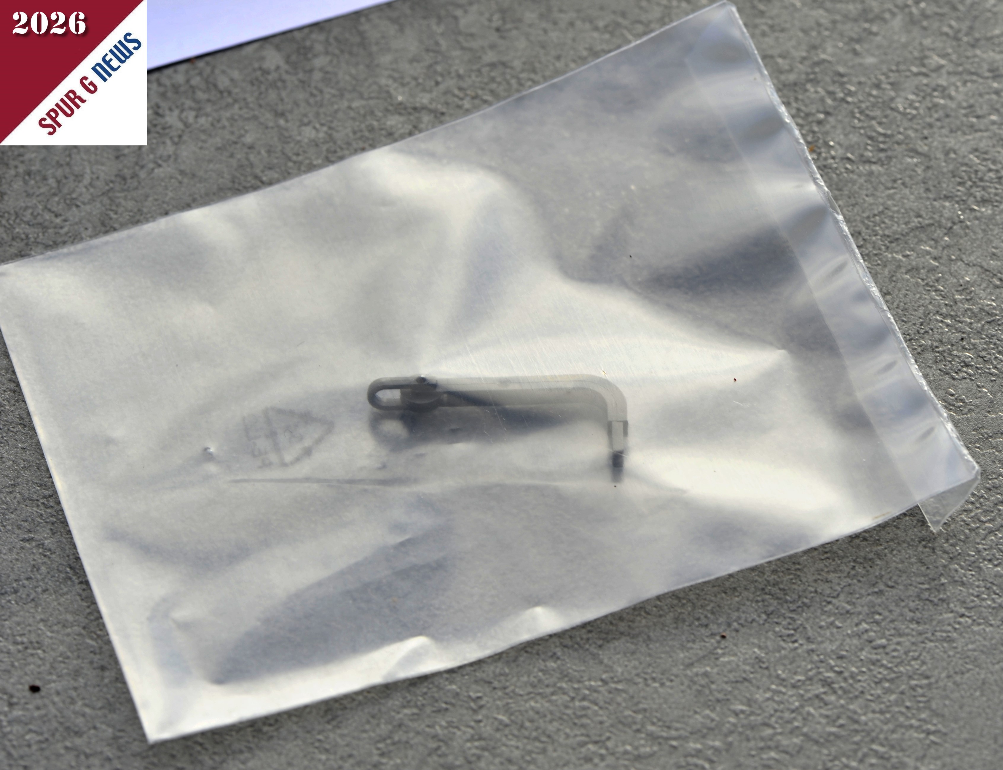 Gut einget�tet ist die Bremsrollenhalterung - Ersatzteil Nr. E310035 - als Zur�stteil f�r den anmontieren Halter im Karton f�r den K.s�chs. Sts.E.B. G�terwagen beigef�gt.