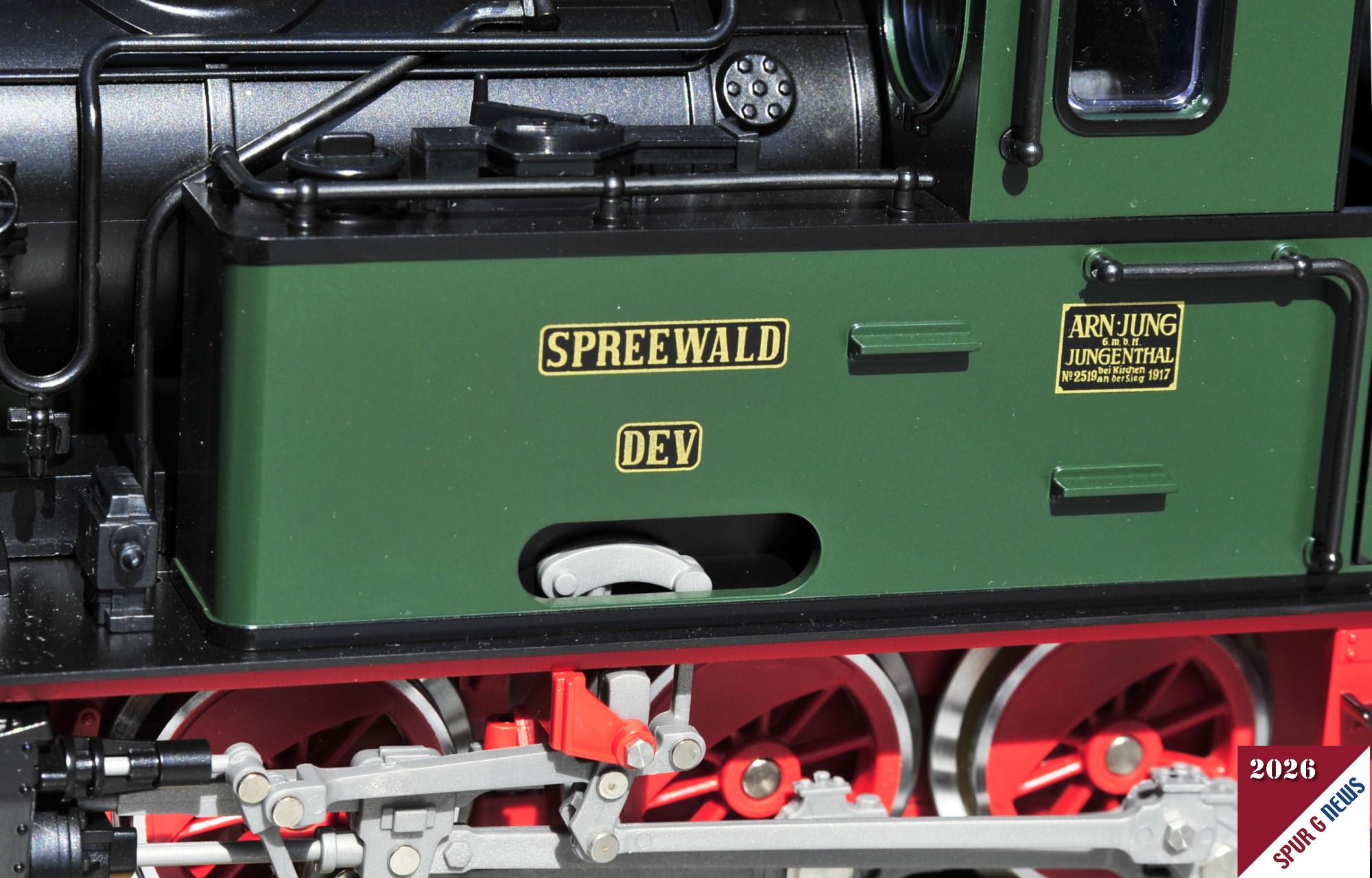 Fein detailliert die Bedruckung auf den Wasserk�sten: Hier der Lokname "Spreewald", "DEV" f�r den Deutschen Eisenbahn Verein und das Schild der Lokfabrik Arn Jung G.m.b.H. Jungenthal bei Kirchen an der Sieg und die Loknummer 2529. Gebaut 1917.