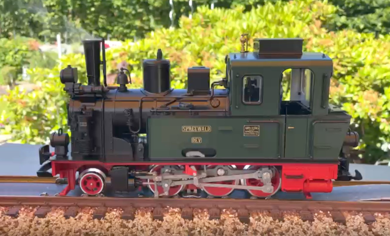 Hier ein Film �ber die neue Lok Spreewald (einfach auf das Bild klicken!). Die Funtionen wurden getestet. Der Energiespeicher l�uft auch gut. Ein paar Zentimeter reichen ja aus um �ber die Weichen oder nicht leitende verschmutzte Gleisstellen zu kommen. 