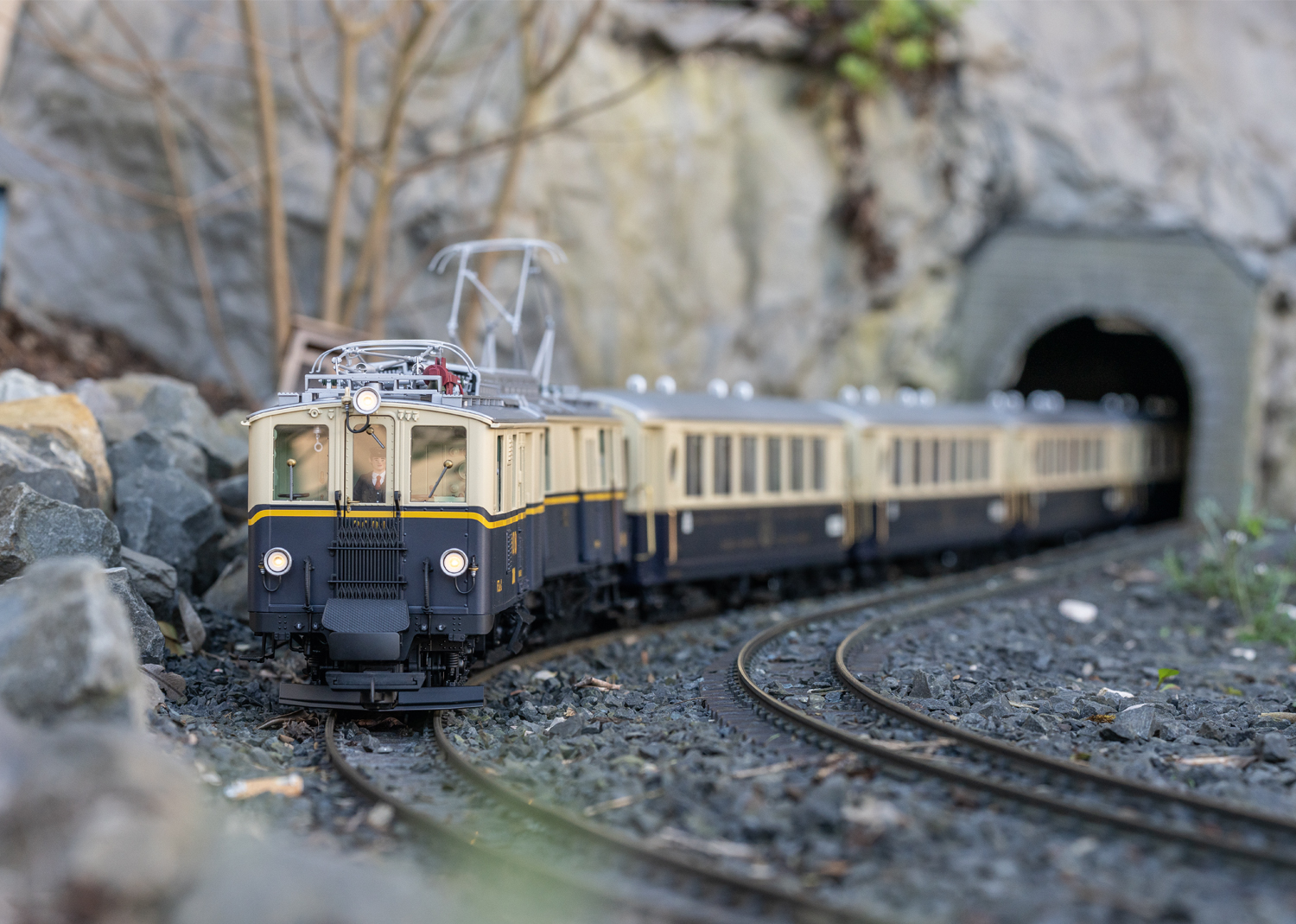 Die Auslieferung der Modelle des Triebwagens 2001 & 2002 ist f�r das 4. Quartal geplant. Bestellungen zu L26660 und L26662 k�nnen noch angenommen werden. Das Bild zeigt das Modells des FZe 6/6 2002 mit den vier Personenwagen auf der Gartenbahn am M�rklineum in G�ppingen. 