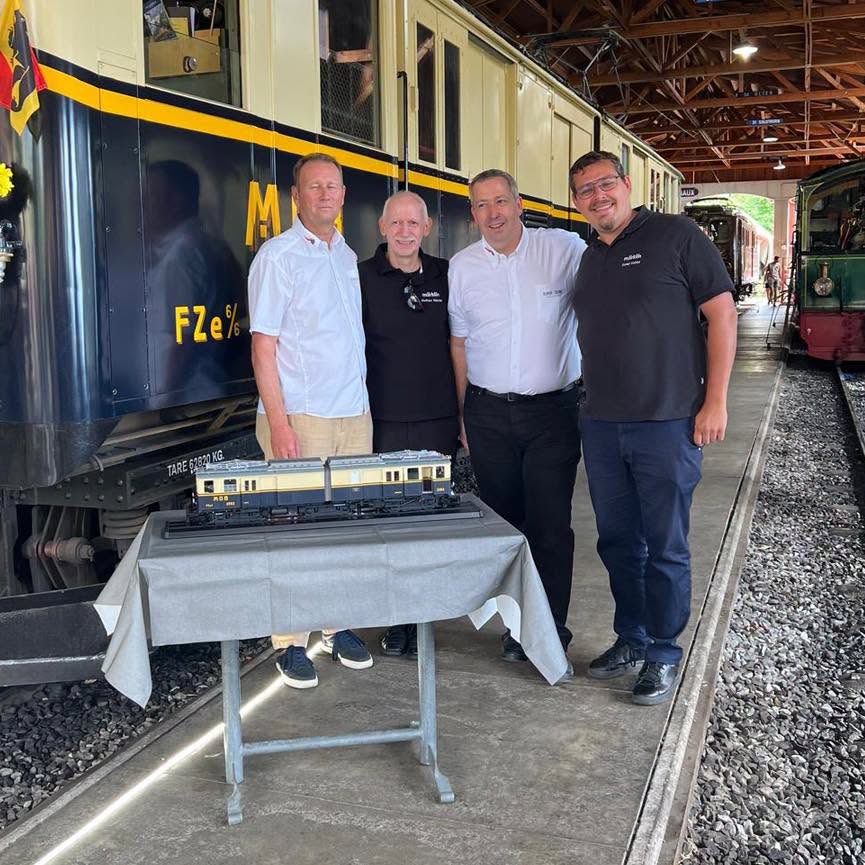 Die M�rklin Gesch�ftsf�hrung hat am letzten Wochenende die Handelspartner in der Schweiz getroffen, um sich die Fragen und W�nsche des Schweizer Marktes anzuh�ren. Der Besuch fand bei der Museumseisenbahn Blonay Chamby in der Westschweiz nahe Montreux statt