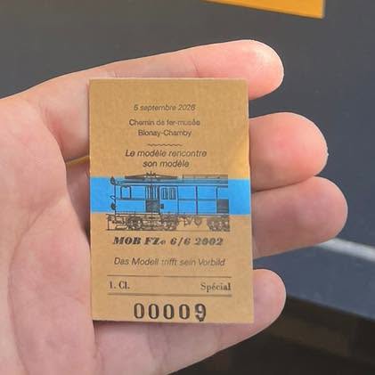 Eine Fahrkarte vom 6. September 2026 gab es bei der �bergabe "Das Modell trifft sein Vorbild" auch. 