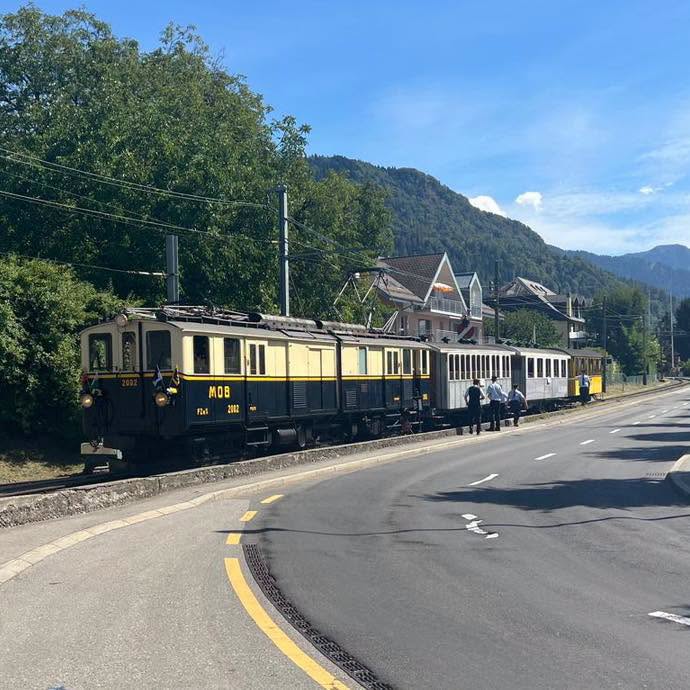 Museumszug Blonay Chamby Triebwagens FZe 6/6 2002 mit blaugrauen Personenwagen un einem "Cabrio"-Wagen. Museumszug Blonay Chamby Triebwagens FZe 6/6 2002 mit blaugrauen Personenwagen un einem "Cabrio"-Wagen. 