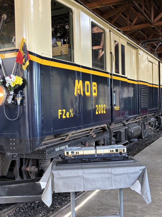 Festlich geschm�ckt war der FZe 6/6 2002 bei der �bergabe des High End Modells von LGB (Art. Nr. 26660) ebenfalls mit der Nr. 2002 auf dem Tisch. 