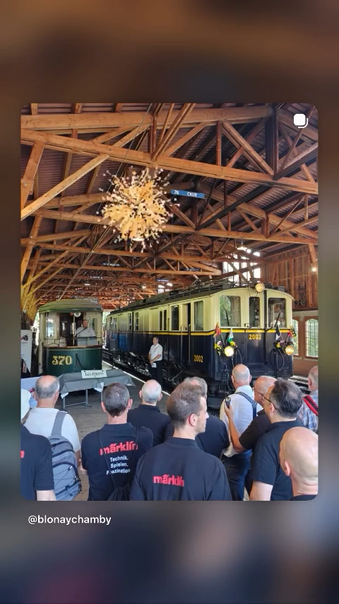 Bei der Museumsbahn Blonay Chamby wurden am Vortag die ersten beiden Serienmuster des LGB High End Triebwagens FZe 6/6 2001 & 2002 an die Vorsitzenden des Museumsvereins �bergeben. K�mmert sich der Verein doch herausragend um eine exzellente Aufarbeitung und Erhaltung des Vorbildes.