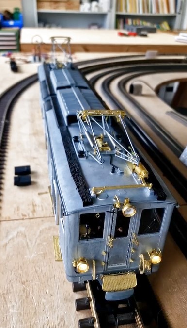 Kurzfilm zum Decoder-Test des Gelenktriebwagens FZe 6/6 - Metallmodell von LGB. T�ren lassen sich ditigtal �ffnen und schlie�en. 