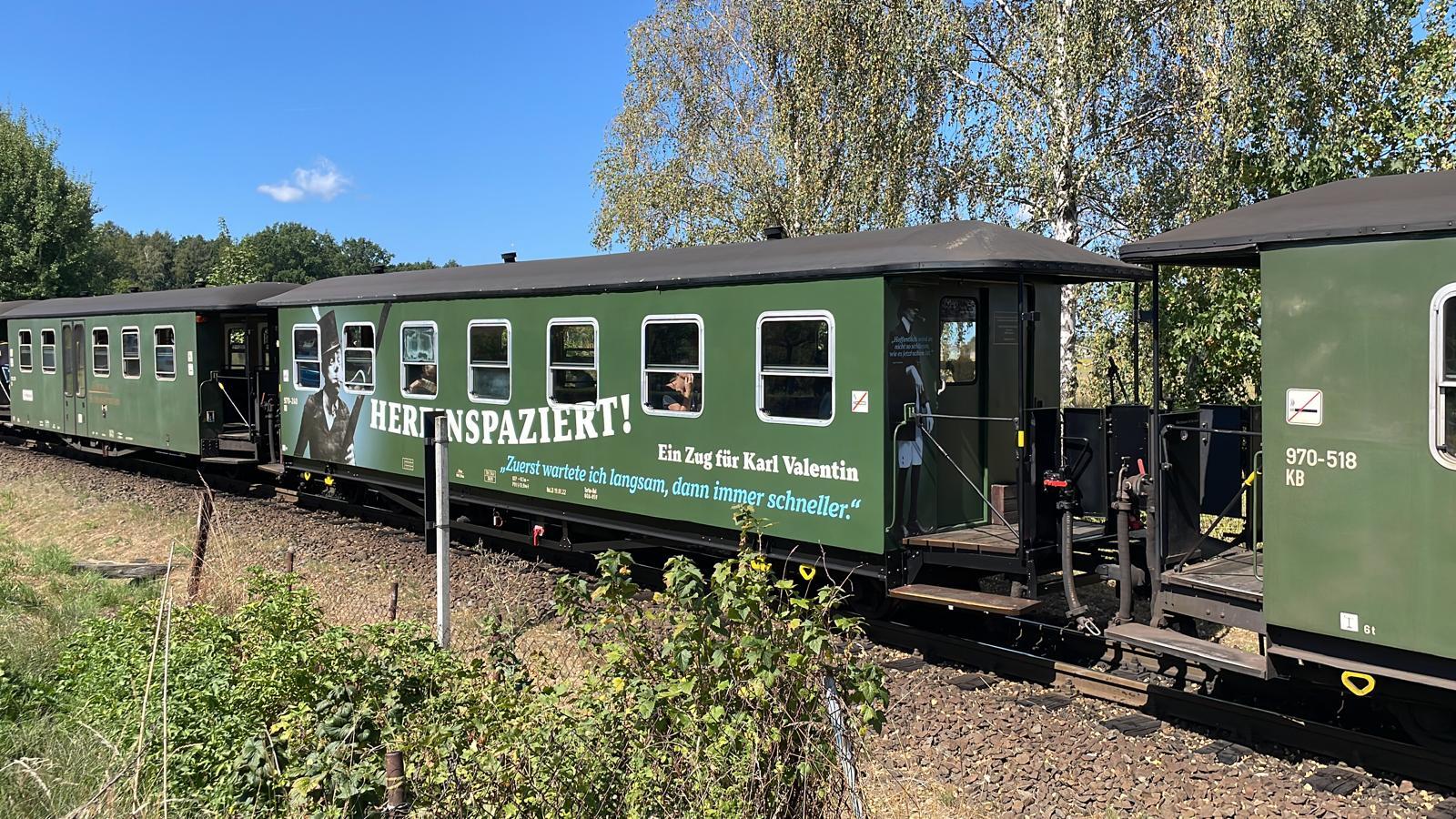 "HEREINSPAZIERT!" - Ein Zug für Karl Valtentin. Dies ist der einzigartige Museums-Wagen der SOEG (Sächsisch-Oberlausitzer Eisenbahngesellschaft)!