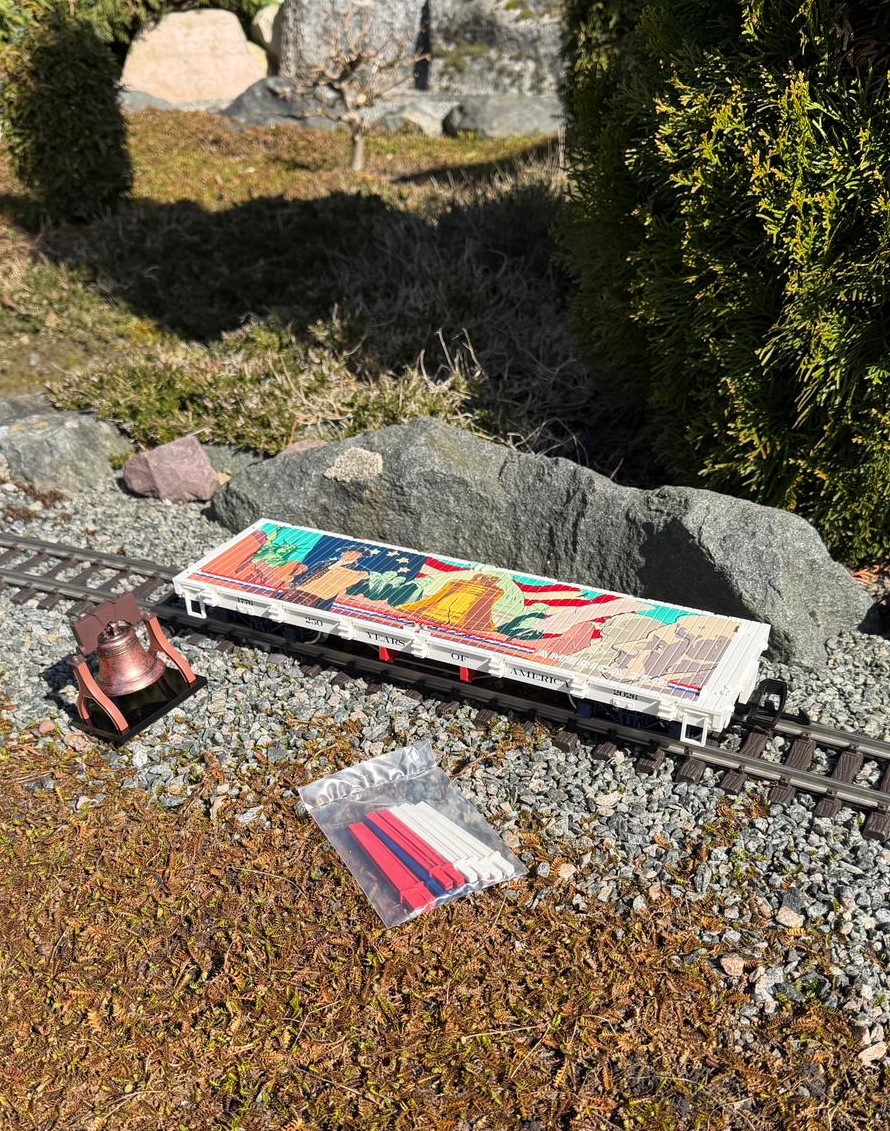 usgeliefert an den Fachhandel: LGB Art. Nr. 40598 - Flachwagen mit aufw�ndiger Bedruckung in den USA Farben ROT/WEISS/BLAU zum Jubil�um 250 Jahre Unabh�ngigkeitserkl�rung. Nachbildung der "Liberty Bell" und passende farbige Rungen liegen bei. 