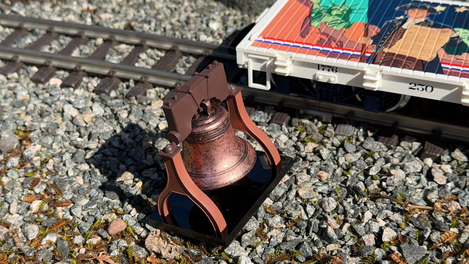 Dem LGB Art. Nr. 40598 liegt eine Nachbildung der "Liberty Bell" als Ladegut bei. Auszug WIKIPEDIA: Liberty Bell ist der Name der Glocke, die gel�utet wurde, als die Amerikanische Unabh�ngigkeitserkl�rung in Philadelphia am 8. Juli 1776 zum ersten Mal auf dem Independence Square in der �ffentlichkeit verlesen wurde. Als Ikone der Unabh�ngigkeit dient die Glocke seit jeher als US-amerikanisches Nationalsymbol.