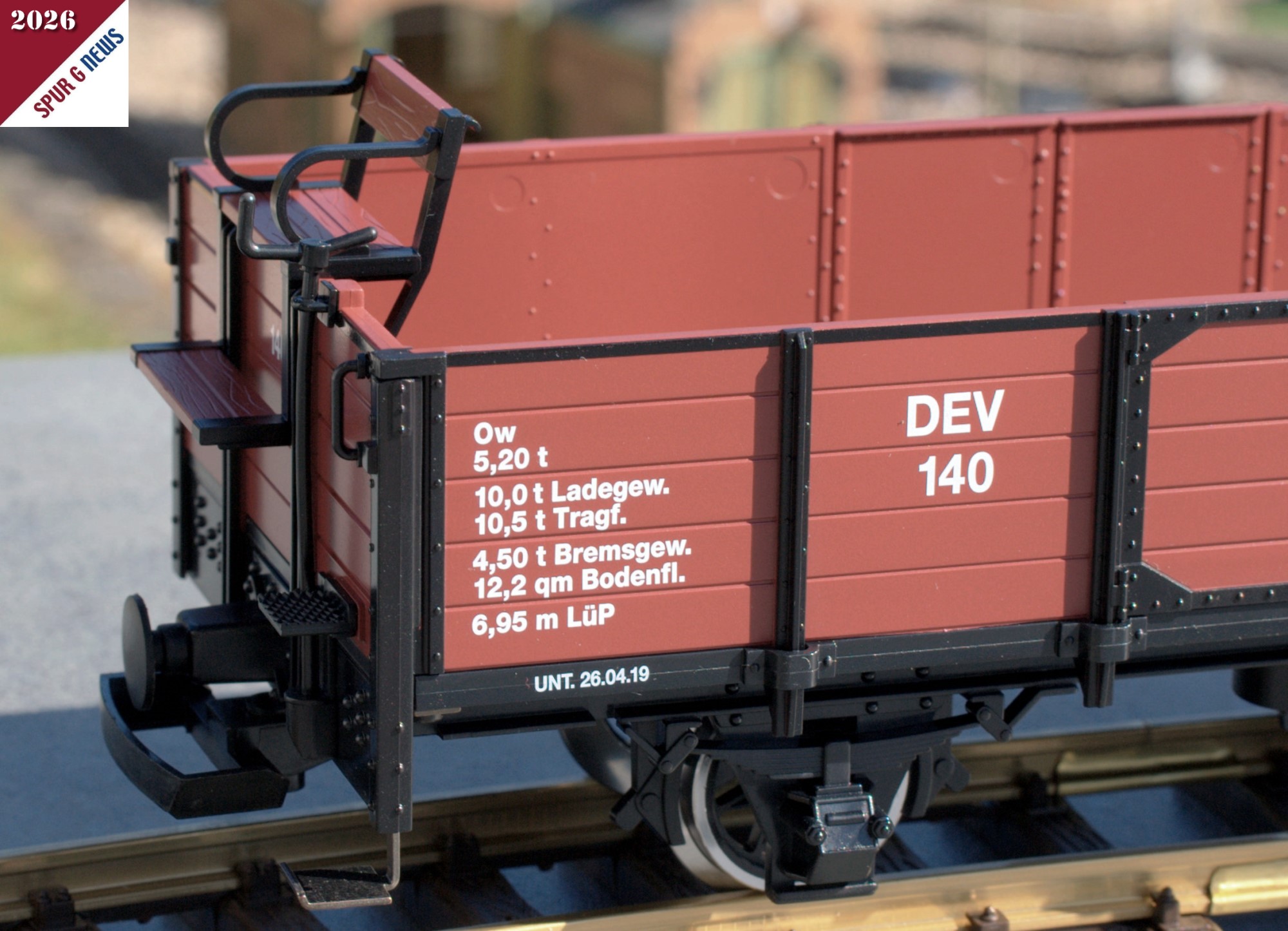 Die Beschriftung der Gr��en- und Ladeangaben mit der Wagennummer DEV 140 ist sehr gut gelungen. Es sieht so aus als ob auf Rahmen und dem Wagenkasten diesmal mit Tampondruck gearbeitet wurde. Sehr glatt langen sich die Buchstaben beim dar�ber streichen an.